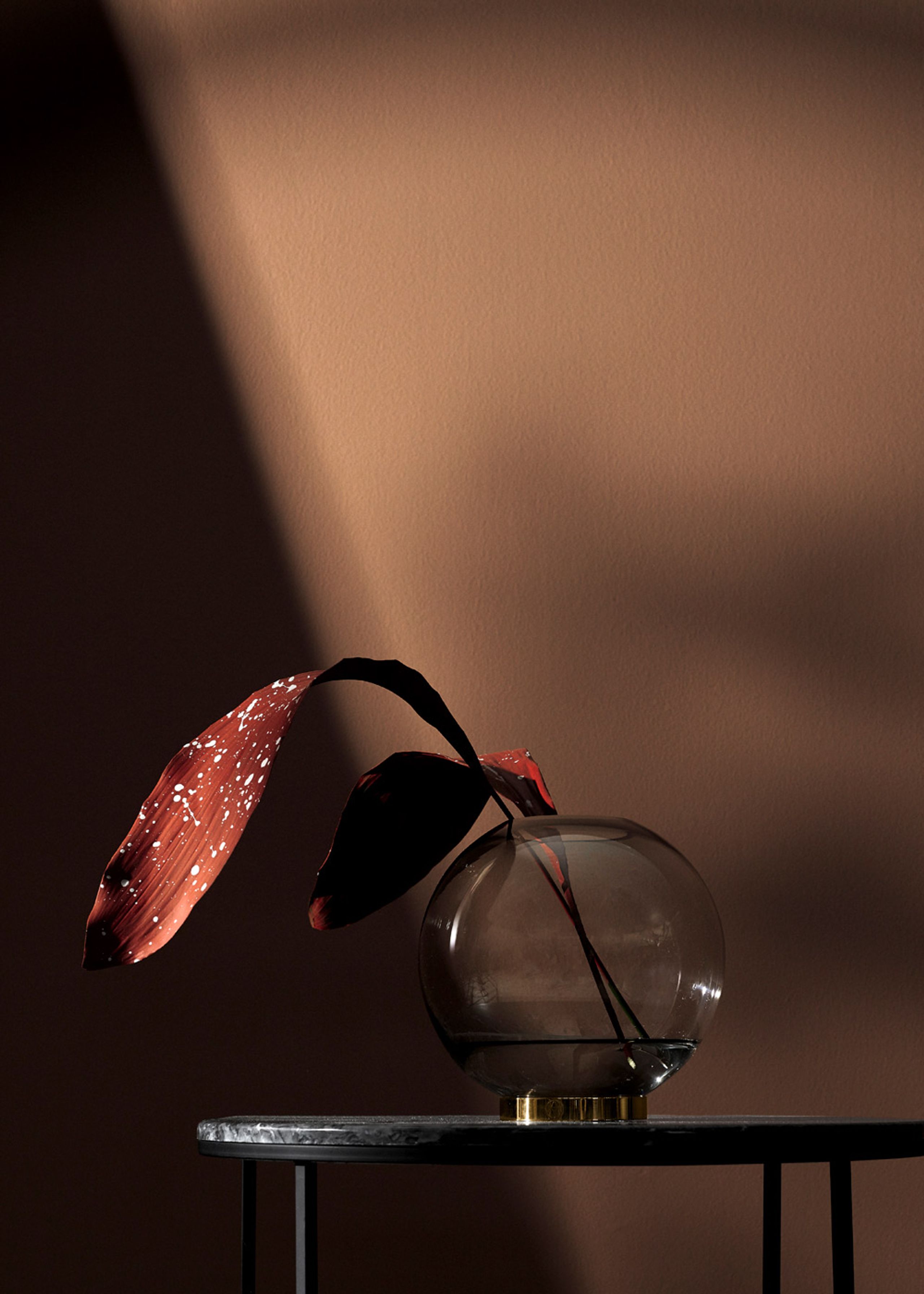 AYTM - Vase - Vase w/stand - Black/Gold Medium