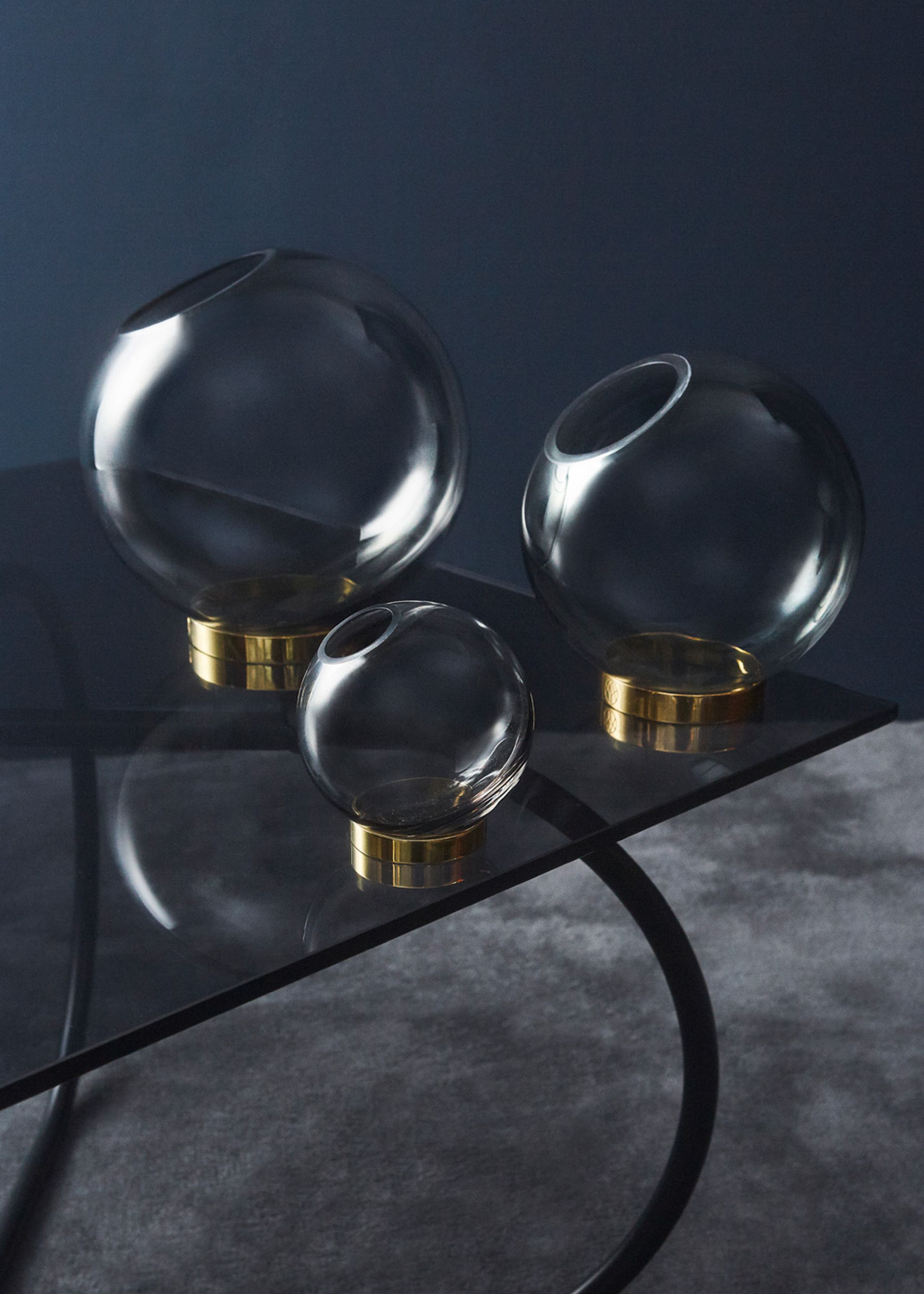 AYTM - Vase - Vase w/stand - Black/Gold Mini