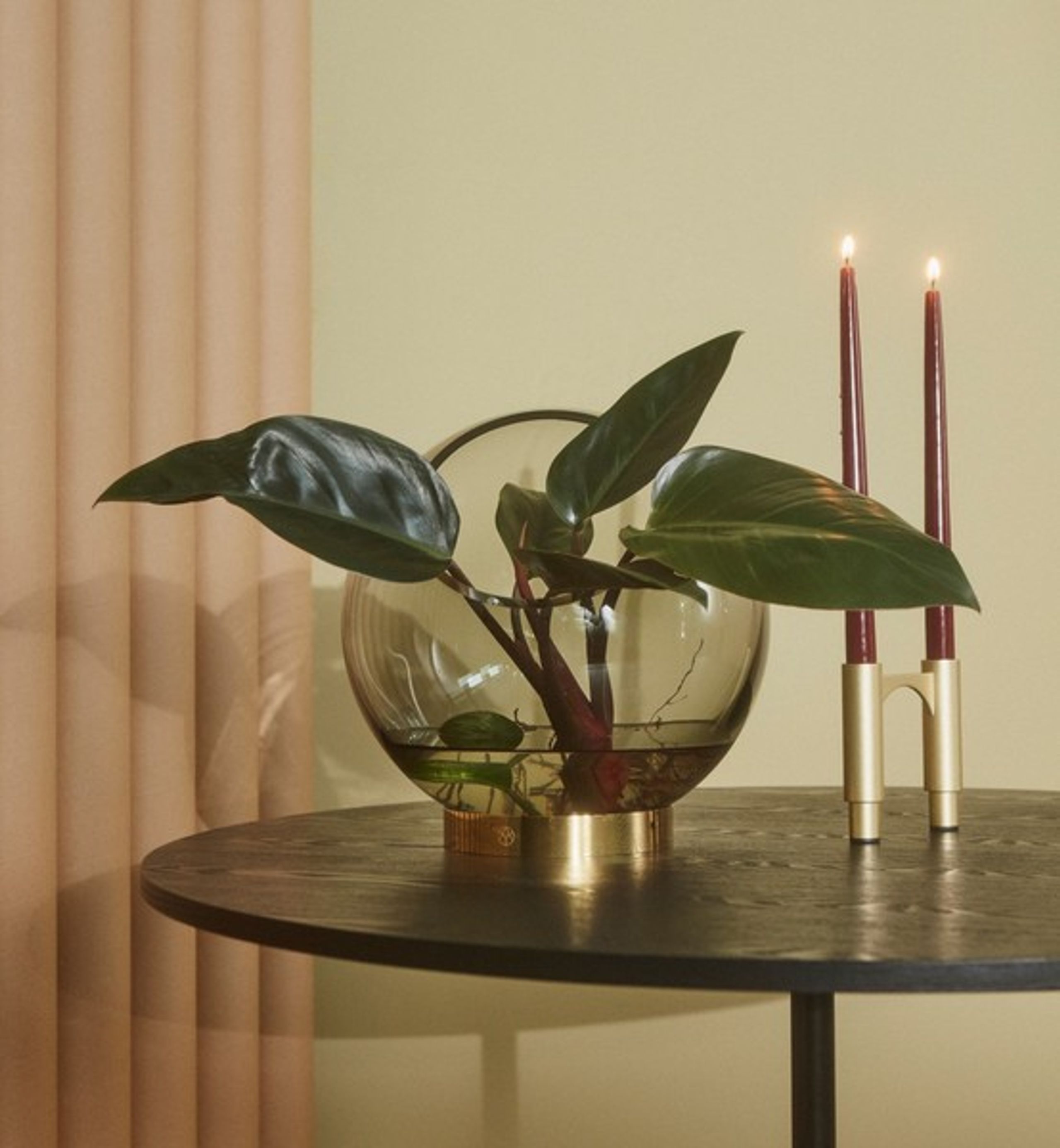 AYTM - Váza - Globe - Round Vase w/Stand - Navy/Gold Mini