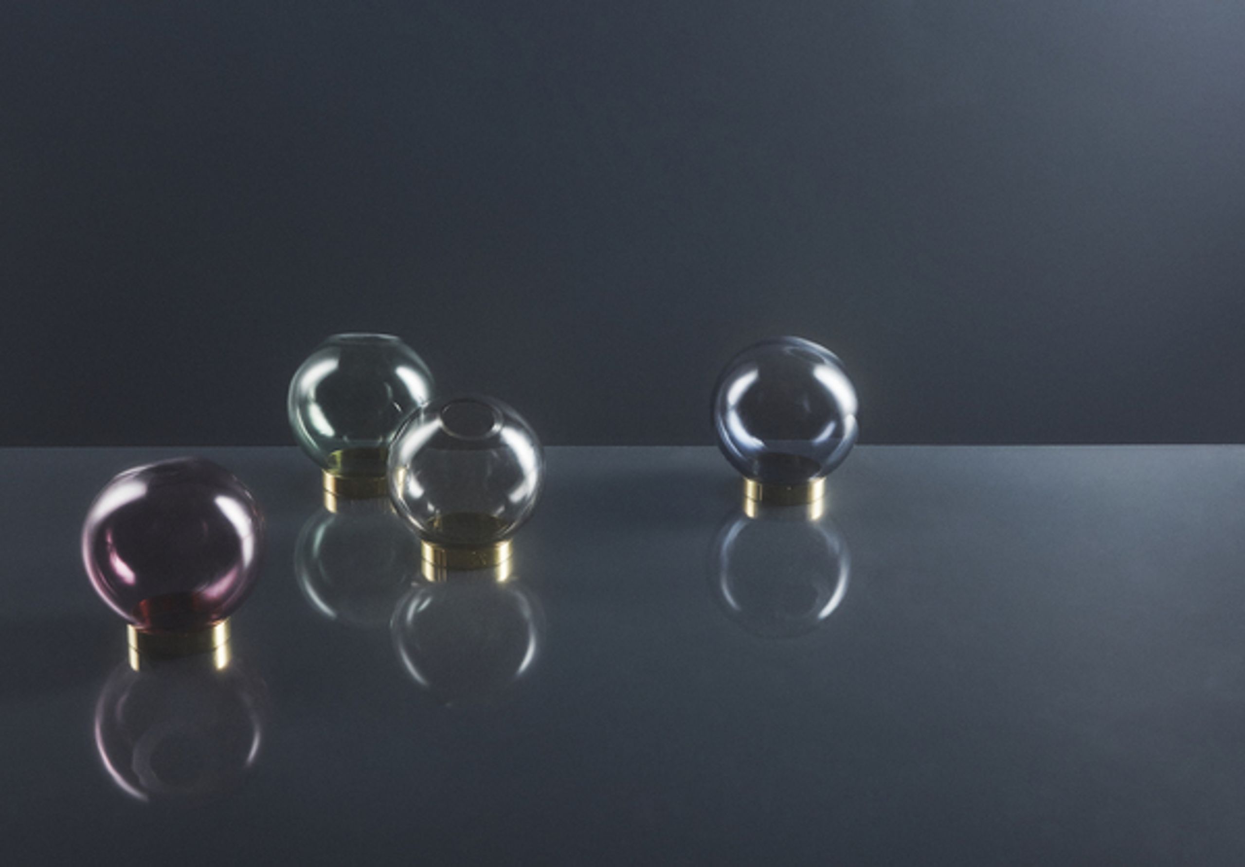 AYTM - Váza - Globe - Round Vase w/Stand - Navy/Gold Mini