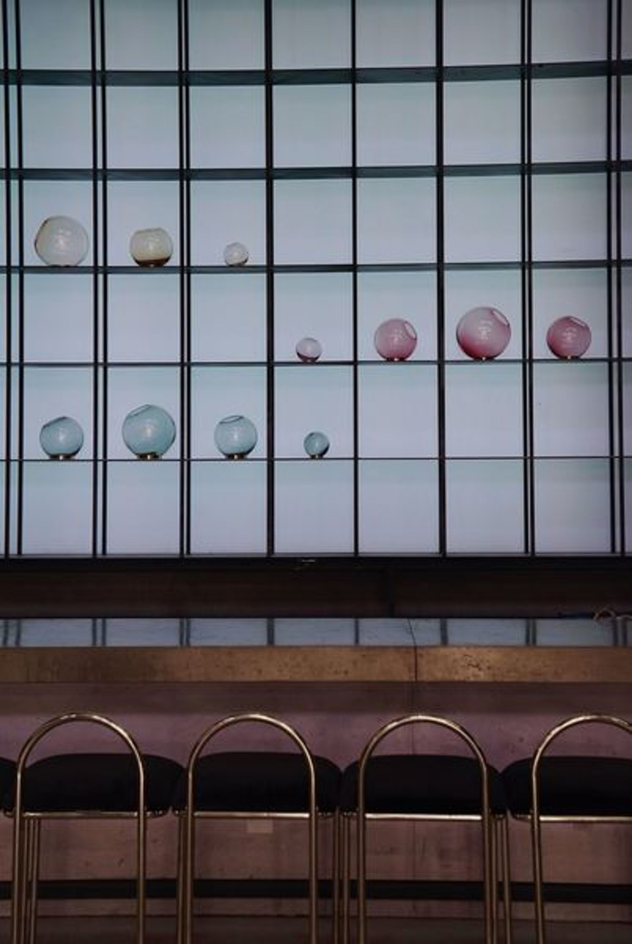 AYTM - Váza - Globe - Round Vase w/Stand - Navy/Gold Mini