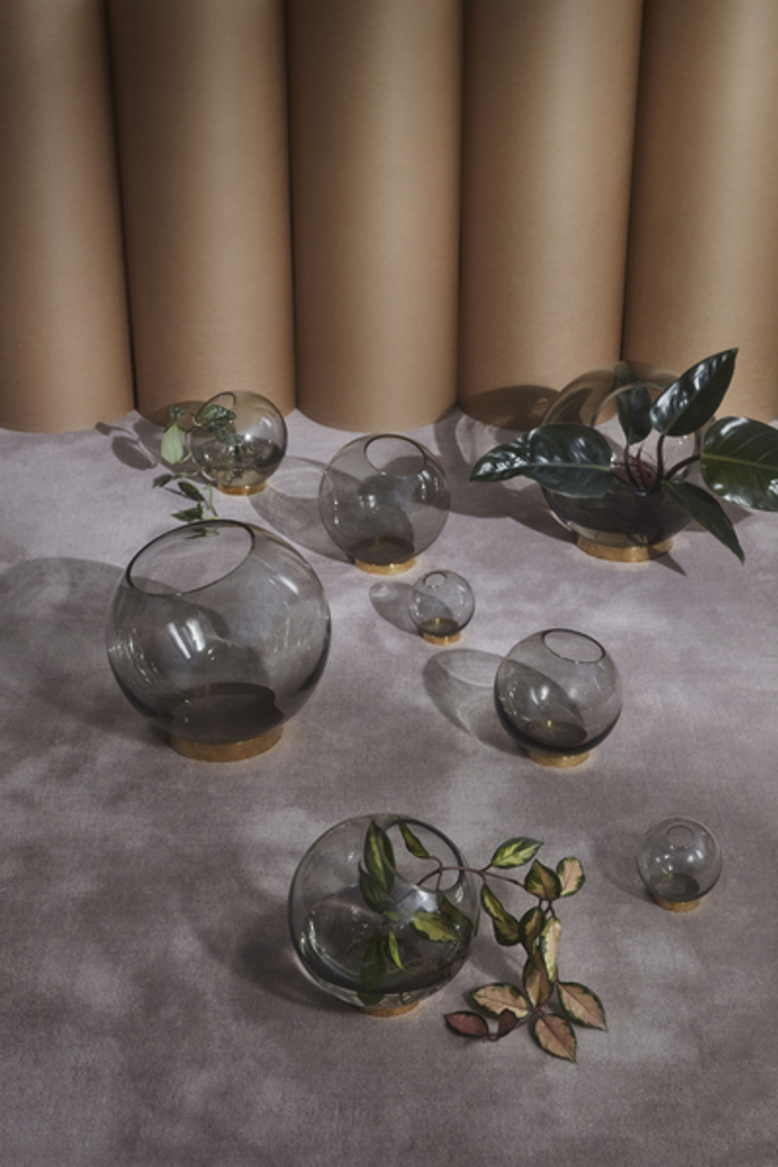 AYTM - Jarrón - Globe - Round Vase w/Stand - Rose/Gold Medium