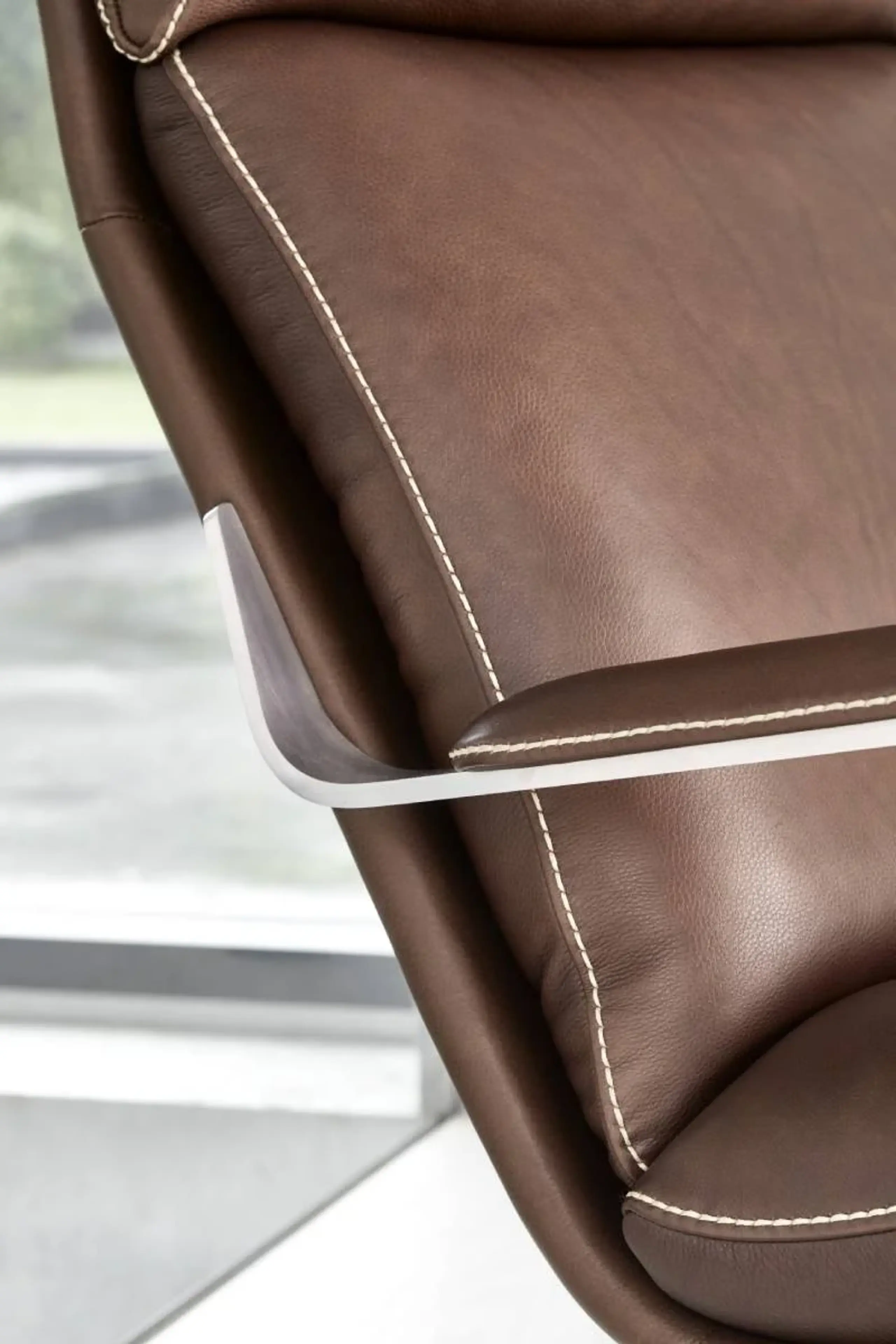 BERG Furniture - Lænestol - Nasa Armchair w. Footrest - Leather: Rustical 93287 / Aston Stitching: Beige / Frame: Matt Aluminium - High w. Open Arm