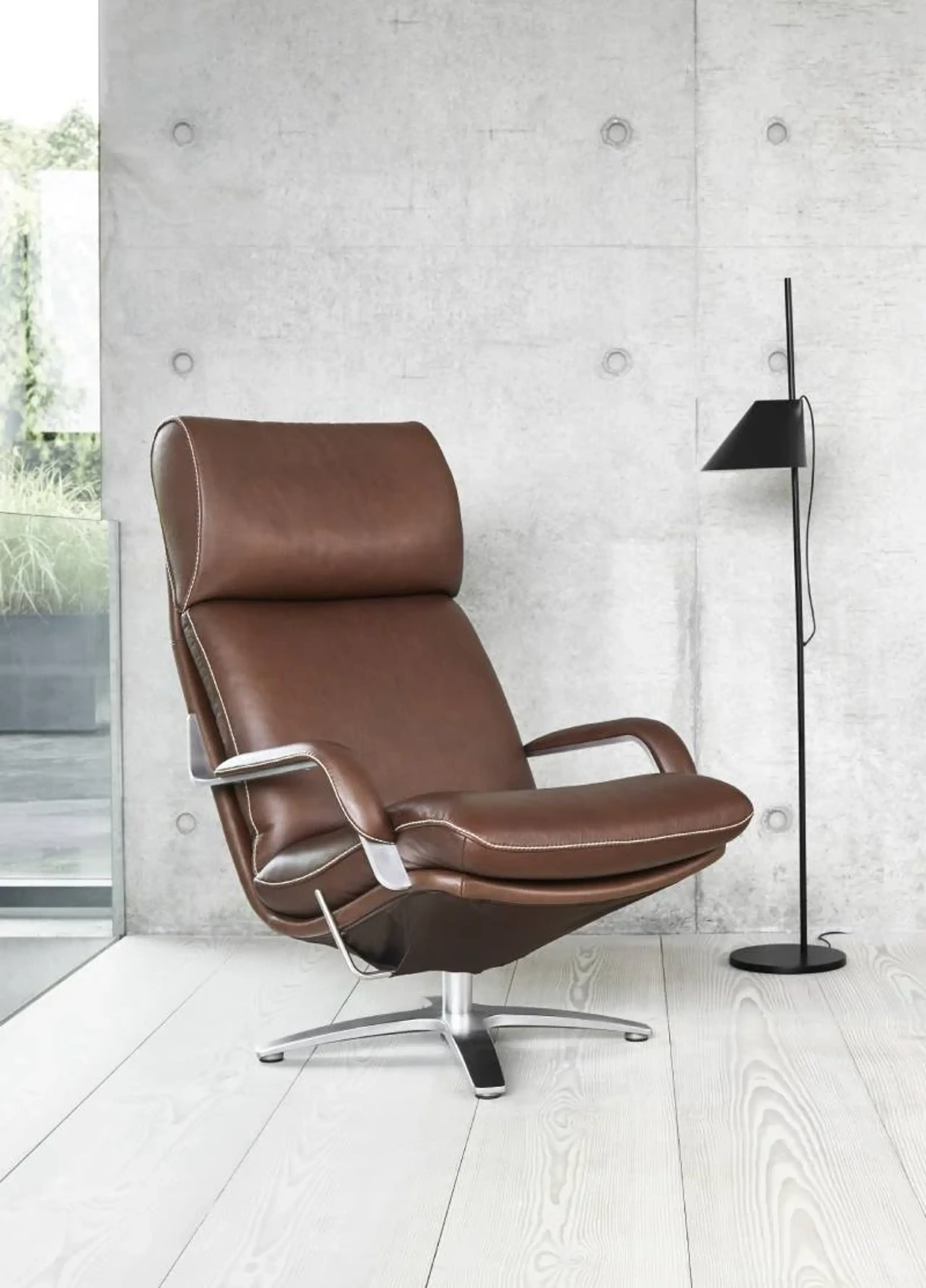 BERG Furniture - Lænestol - Nasa Armchair w. Footrest - Leather: Rustical 93287 / Aston Stitching: Beige / Frame: Matt Aluminium - High w. Open Arm