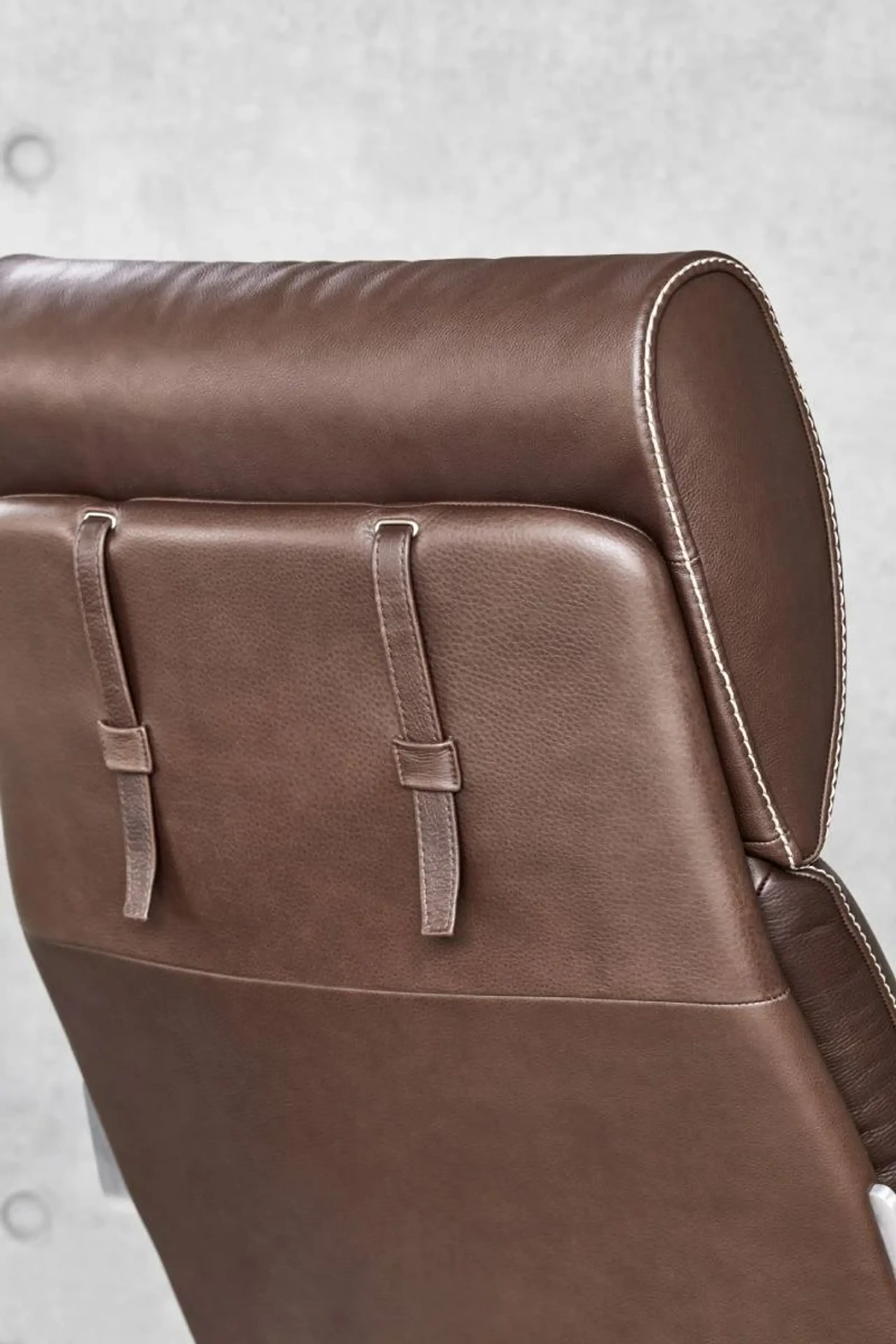 BERG Furniture - Lænestol - Nasa Armchair w. Footrest - Leather: Rustical 93287 / Aston Stitching: Beige / Frame: Matt Aluminium - High w. Open Arm