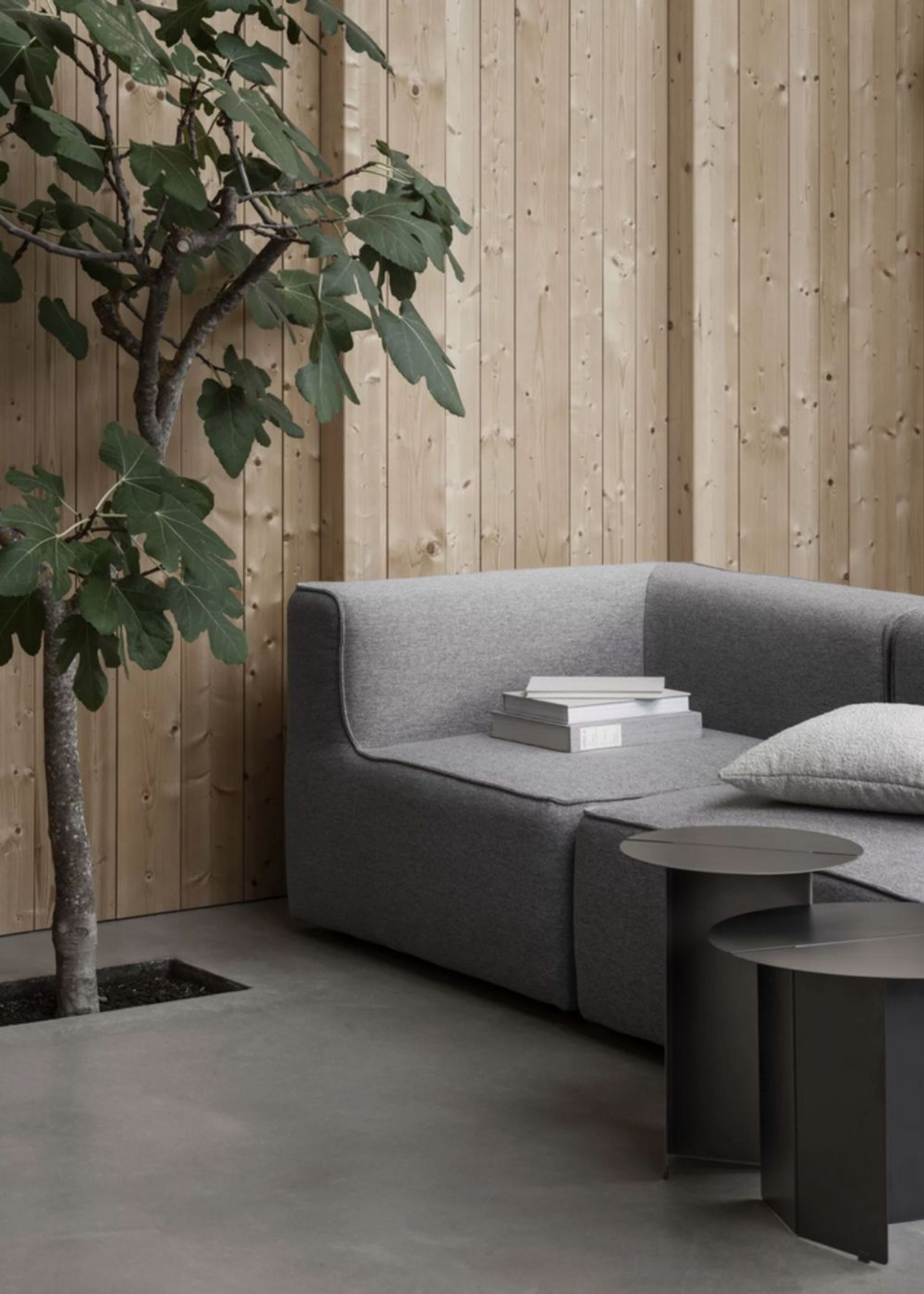 Blomus - Postranní stolek - ORU Side Table - Burned Metal, Metallic Finish - Ø50 cm