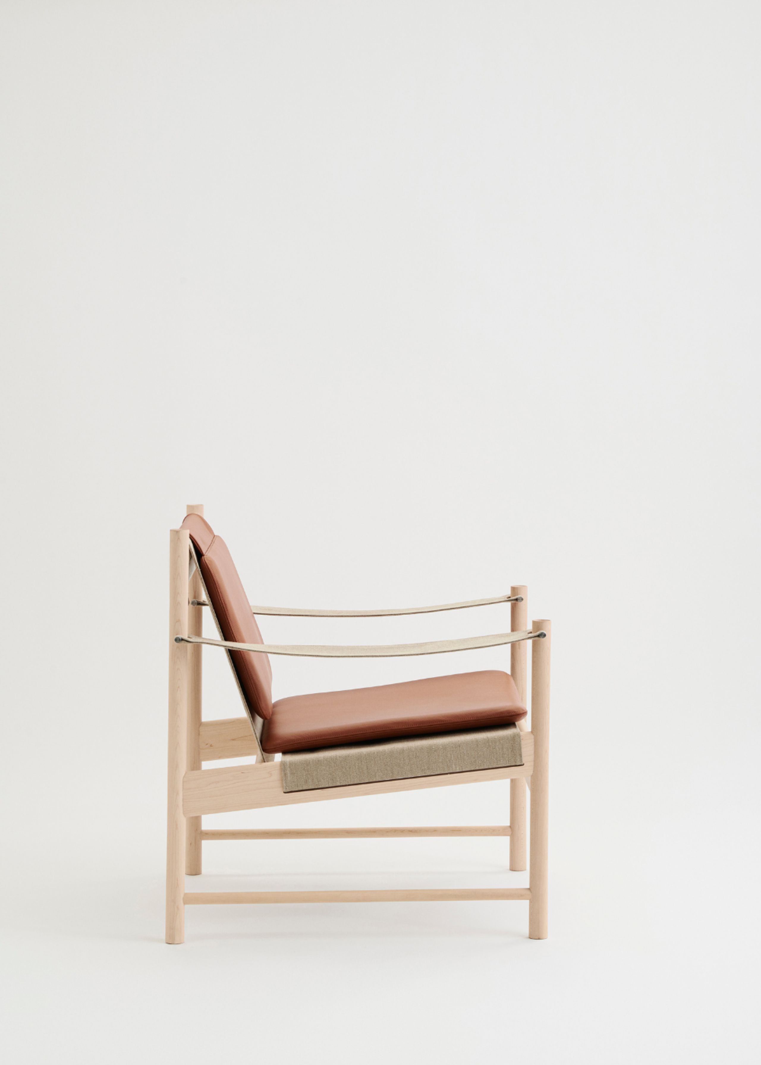 Brdr. Krüger - Chaise lounge - Hans Bølling Lounge Chair - Maple White Oiled - Spectrum, Brandy Læder - 30155