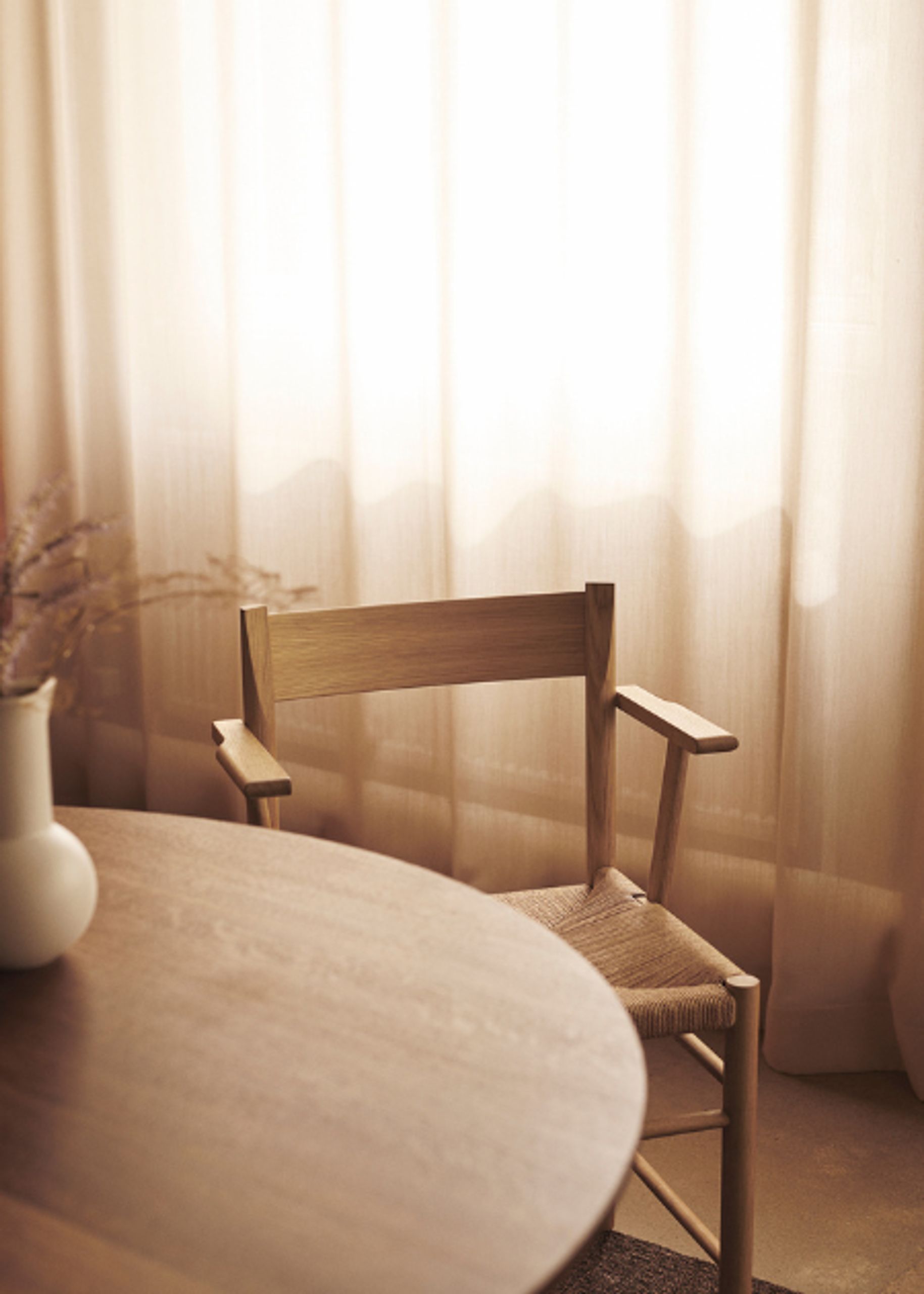 Brdr. Krüger - Eetkamerstoel - F Spisebordsstol med armlæn - Eg Klar Voks Olieret, Sort Polyester Fletsæde