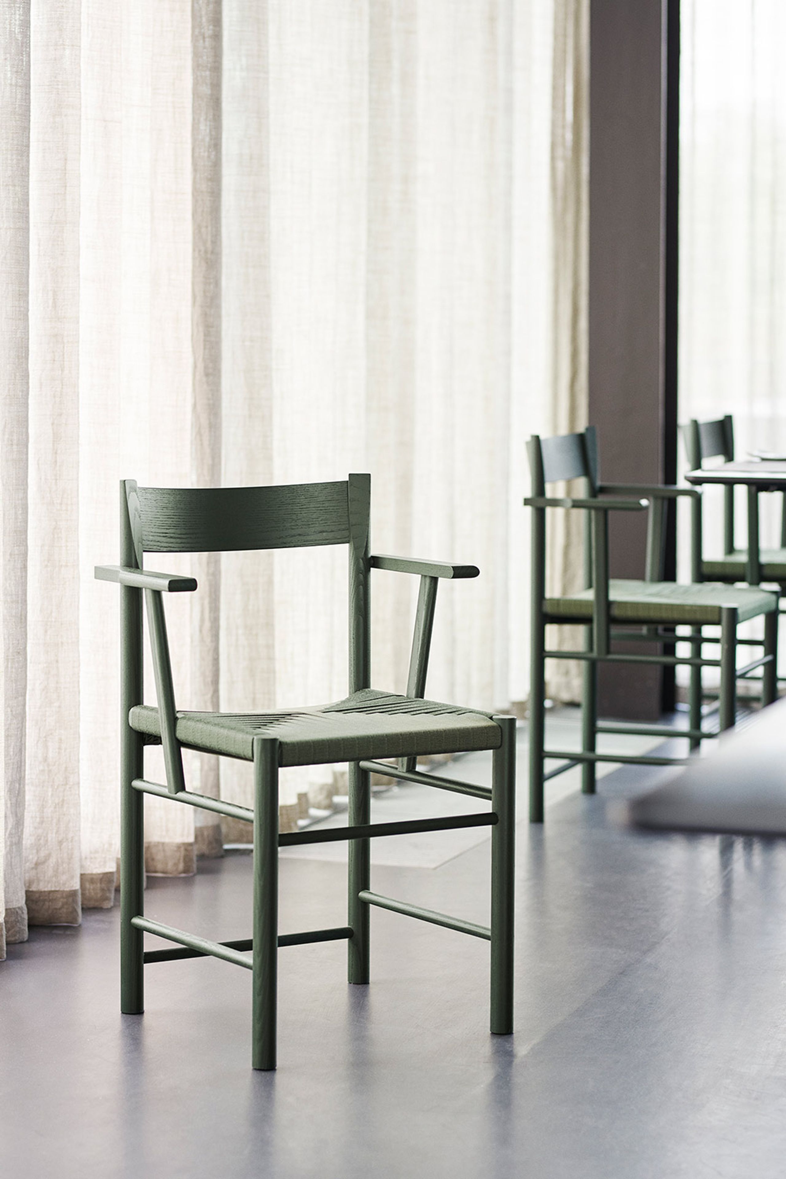 Brdr. Krüger - Cadeira - F-Chair - Ash Red Lacquered / Paper Braid