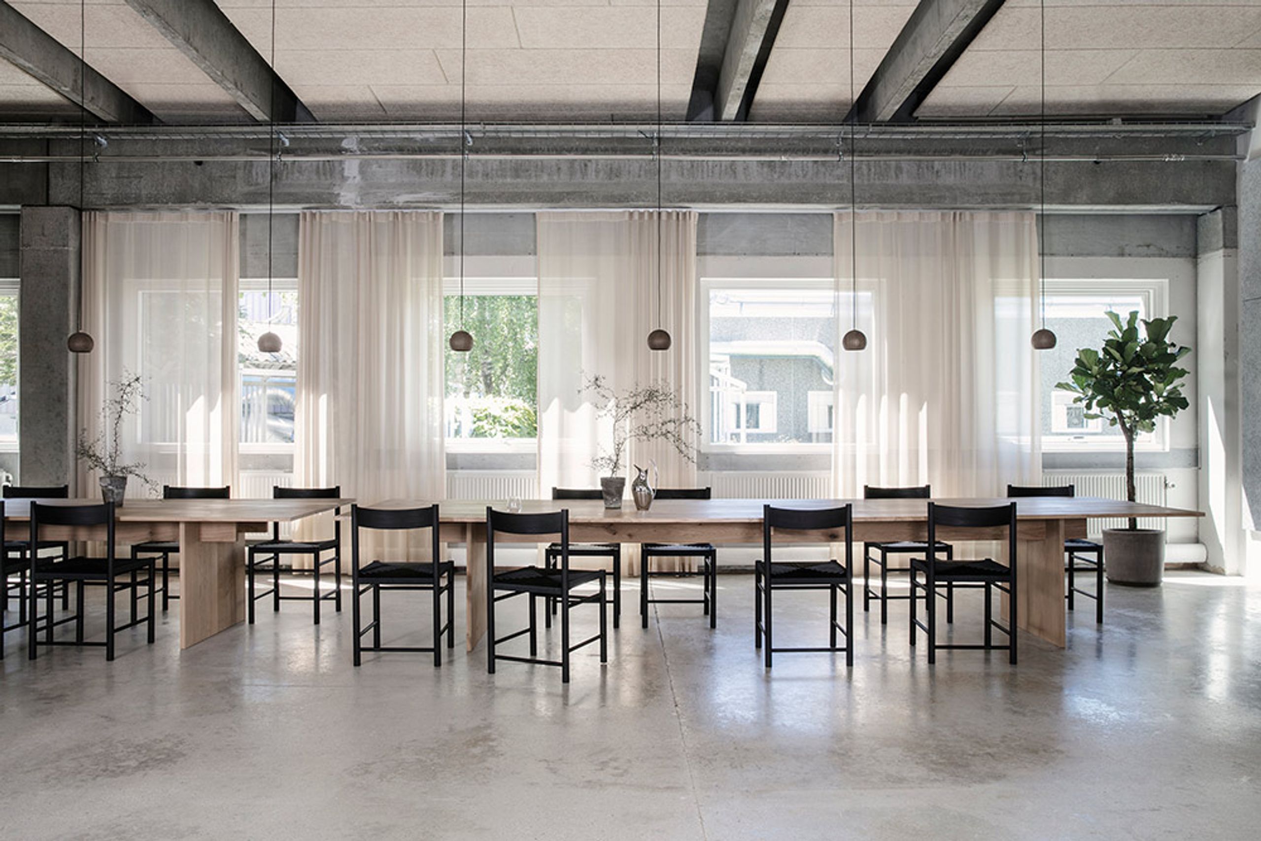 Brdr. Krüger - Stol - F-Chair - Ask Rødlakeret / Rød Polyester Fletsæde