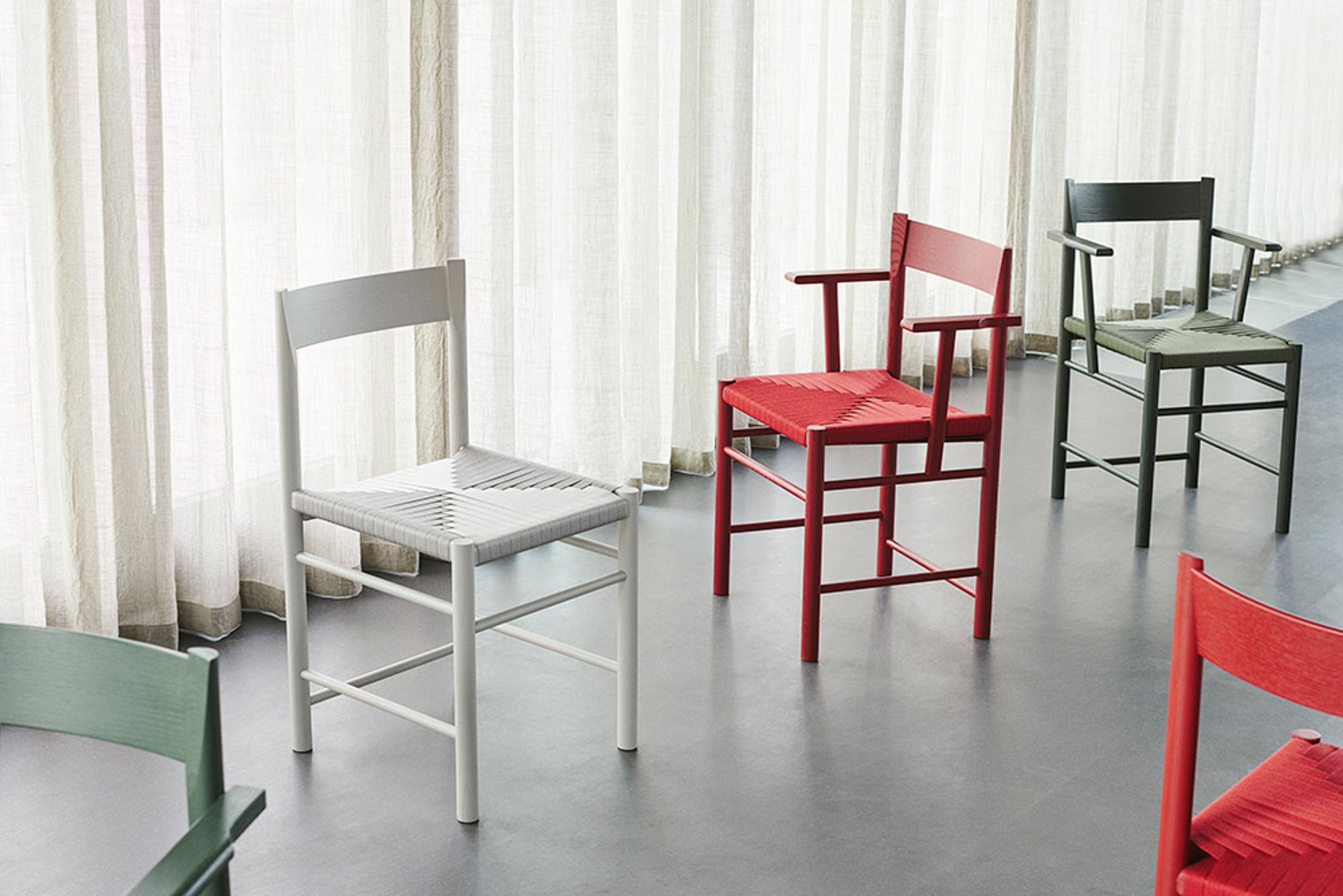 Brdr. Krüger - Stol - F-Chair m/ Armlæn - Eg Klar Voks Olieret / Sort Polyester Fletsæde