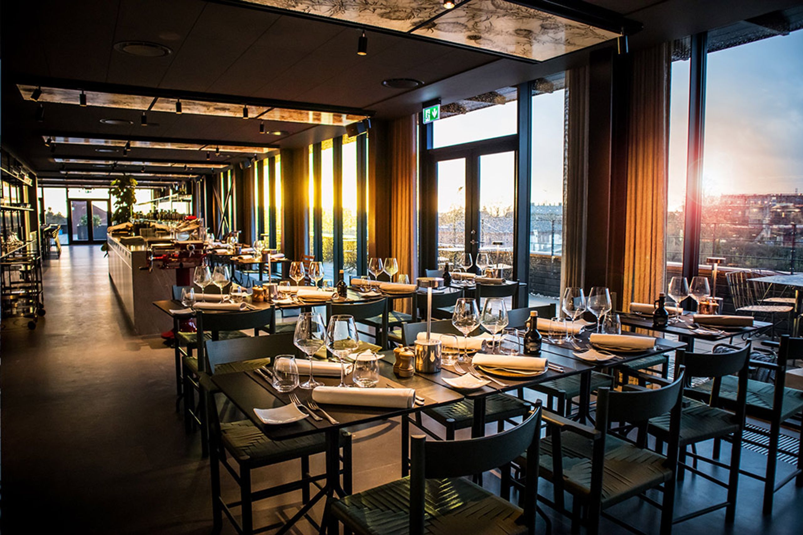 Brdr. Krüger - Stol - F-Chair m/ Armlæn - Eg Klar Voks Olieret / Sort Polyester Fletsæde