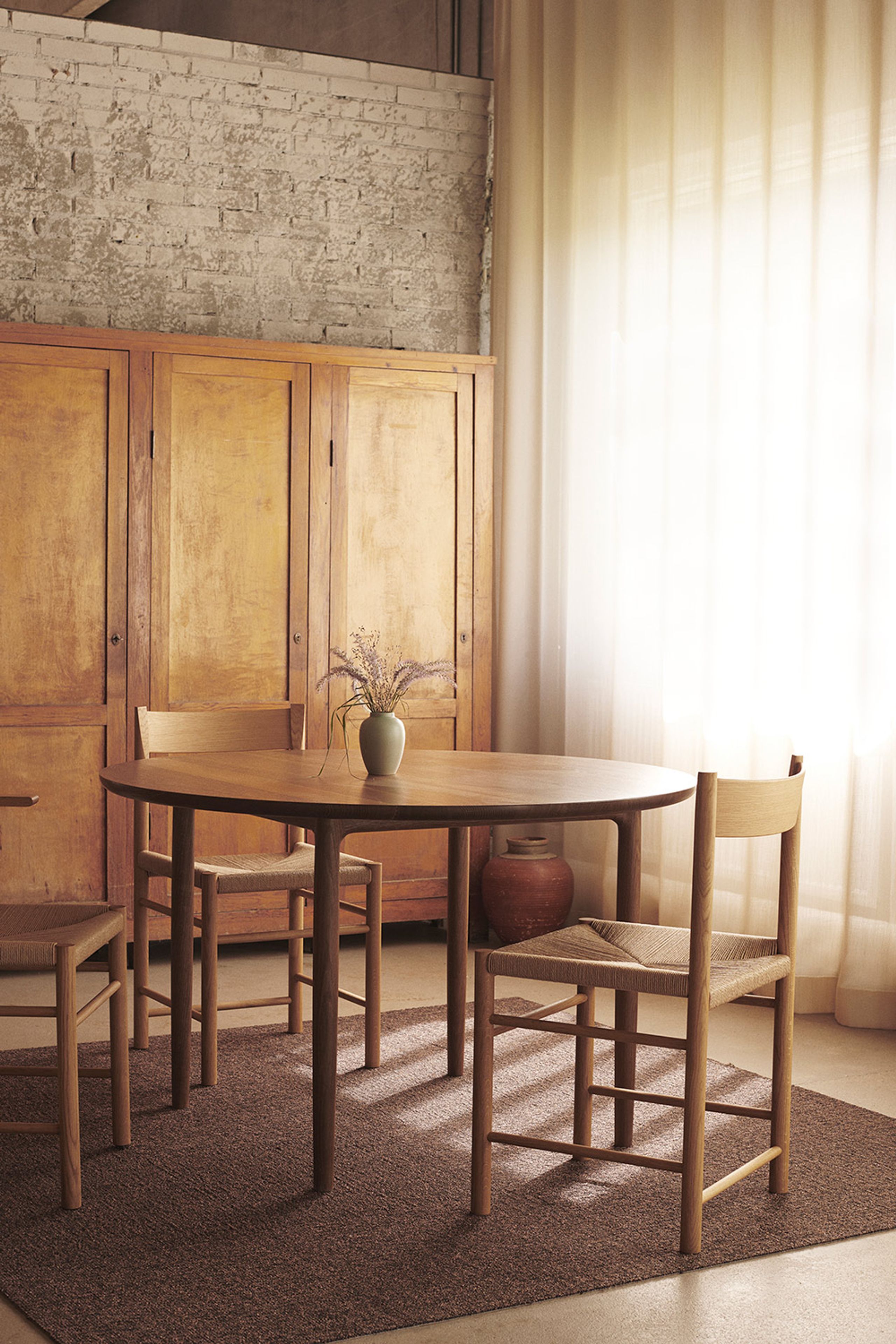 Brdr. Krüger - Stol - F-Chair m/ Armlæn - Eg Klar Voks Olieret / Sort Polyester Fletsæde