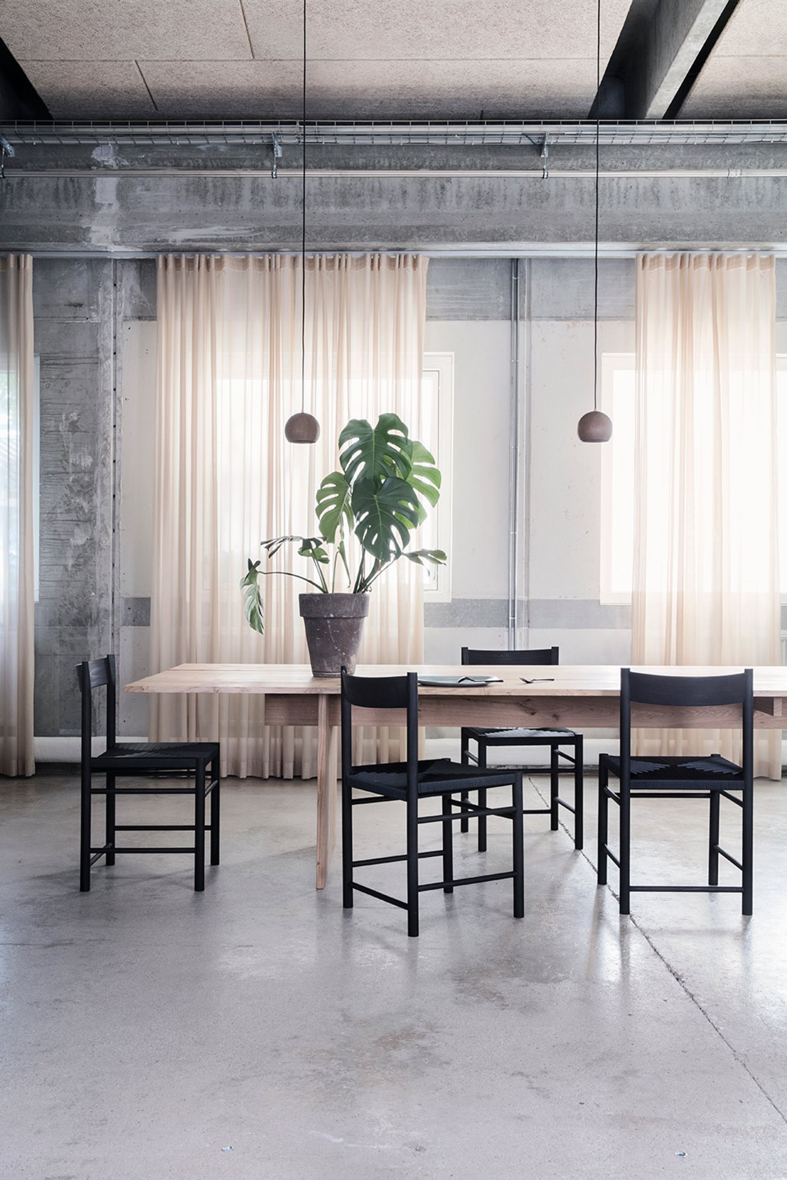 Brdr. Krüger - Stol - F-Chair m/ Armlæn - Eg Klar Voks Olieret / Sort Polyester Fletsæde