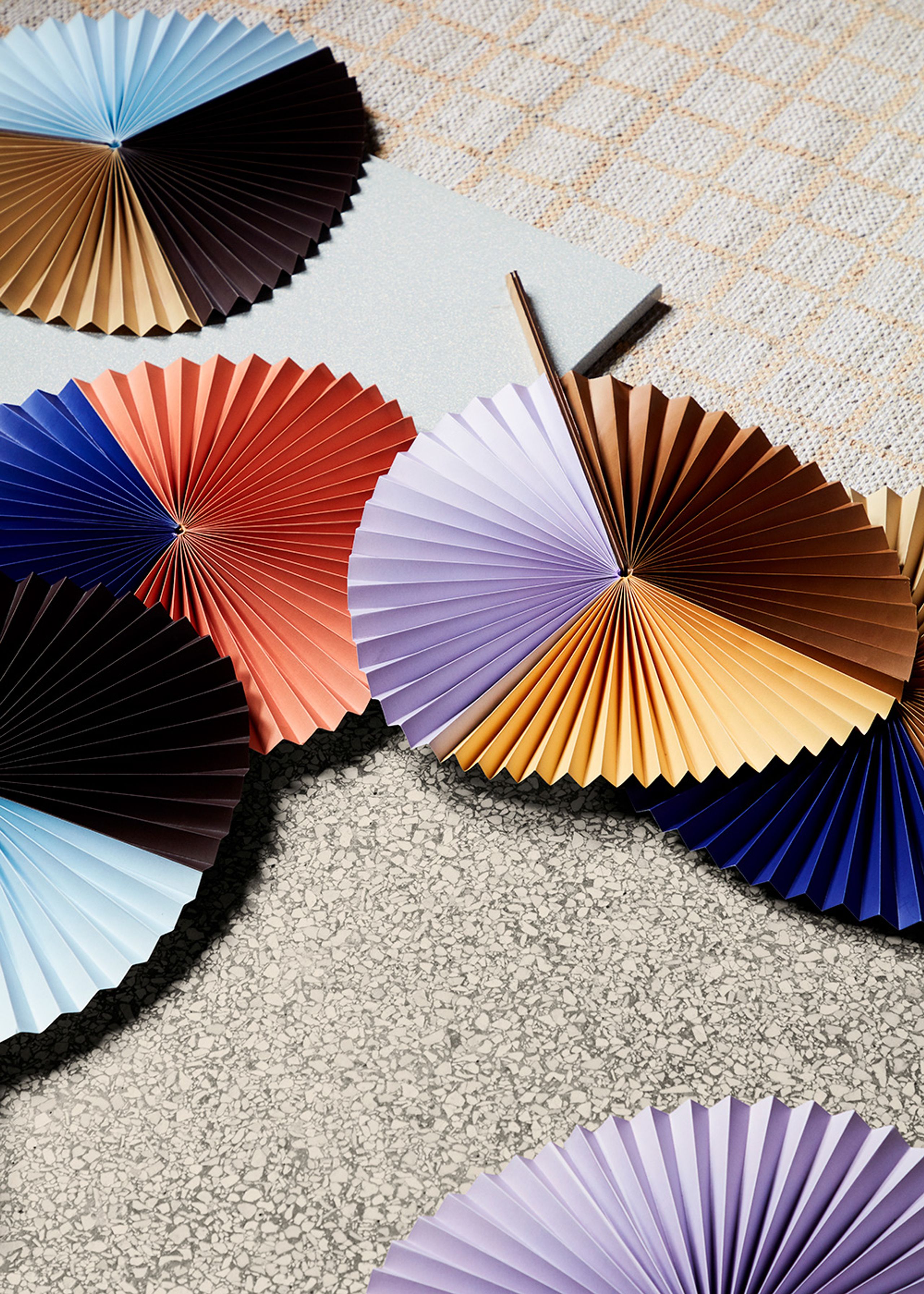 Broste CPH - Sculpture - Saba paper fan - Assorted colours nr. 1
