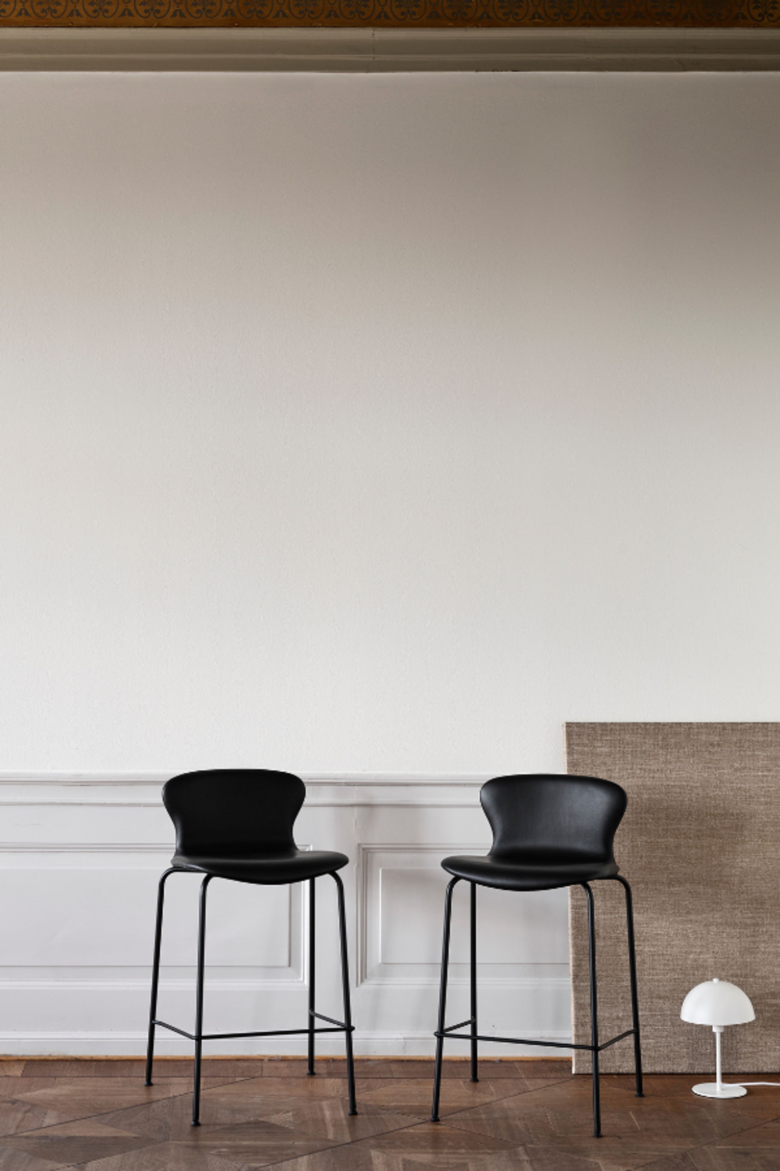 Bruunmunch - Taburete de bar - PLAYchair Bar LowBack - Fuldt Polstret: Sort Hero Læder 42529