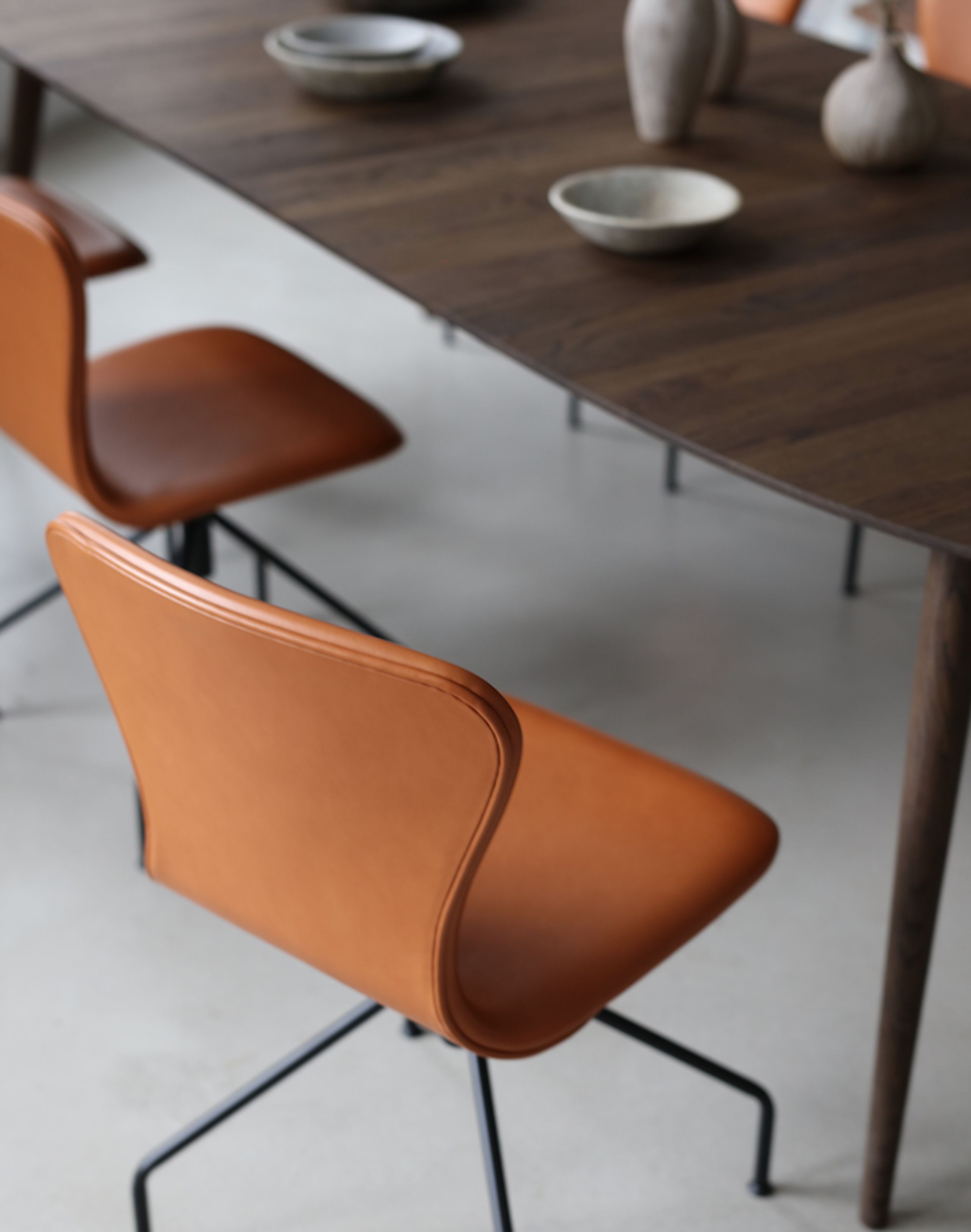 Bruunmunch - Dining Table - PLAYdinner Lamé Incl. 2 additional plates - Smoked oak / Extension leaves in smoked oak