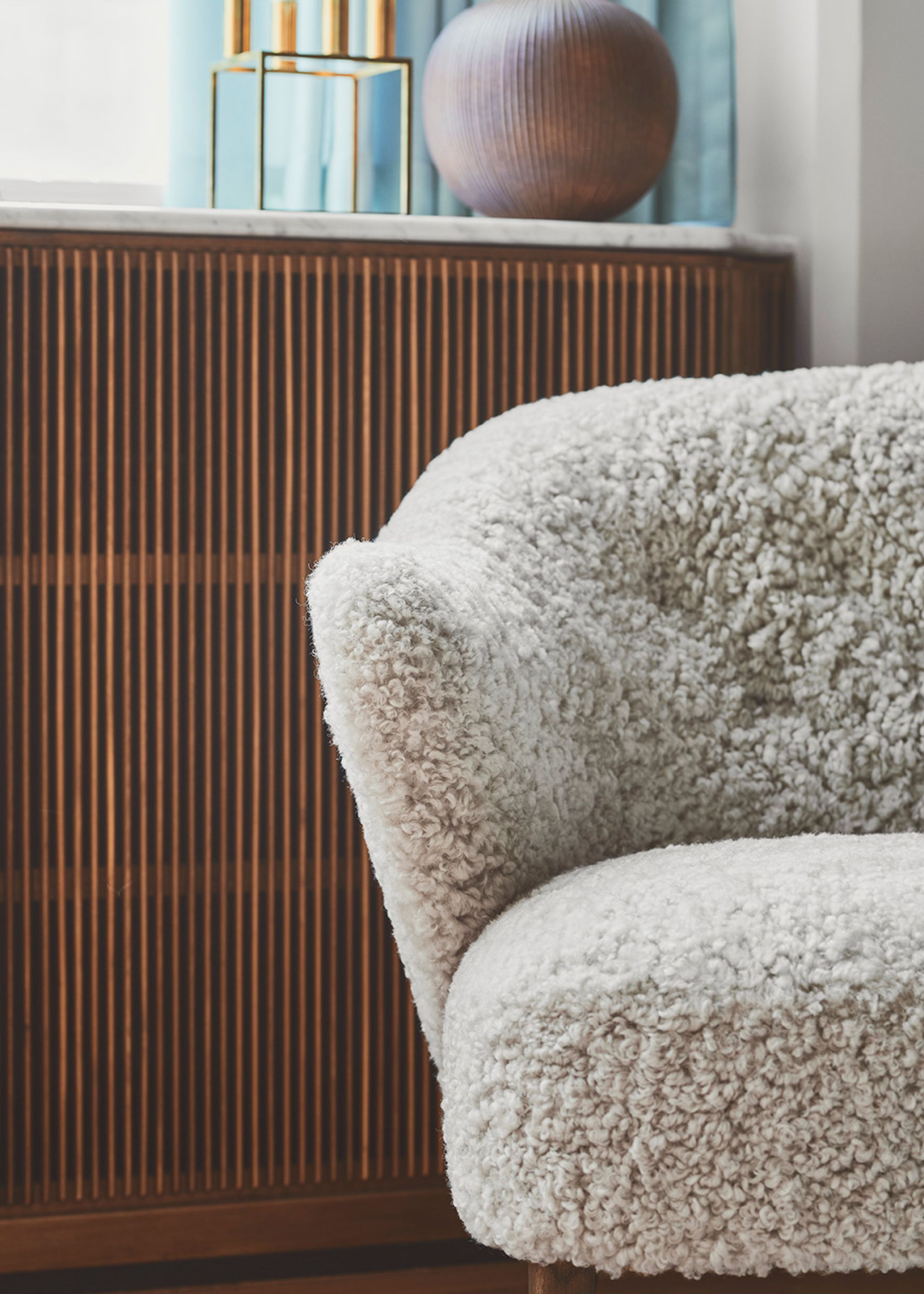 By Lassen - Lænestol - Ingeborg lænestol - Sheepskin / Moonlight / Natural Oak