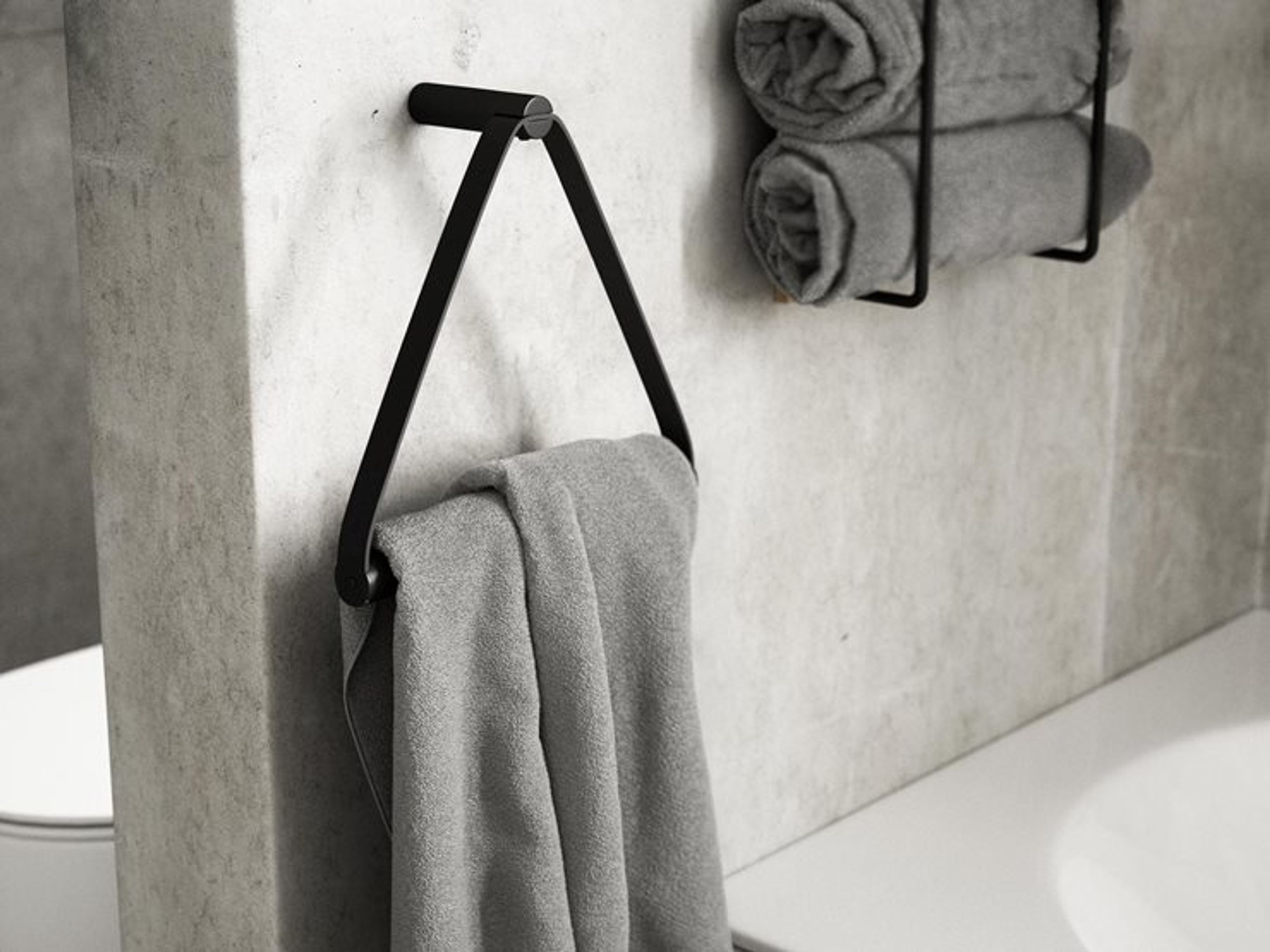 By Wirth - Håndklædeholder - Towel Hanger - Sort Metal og læder