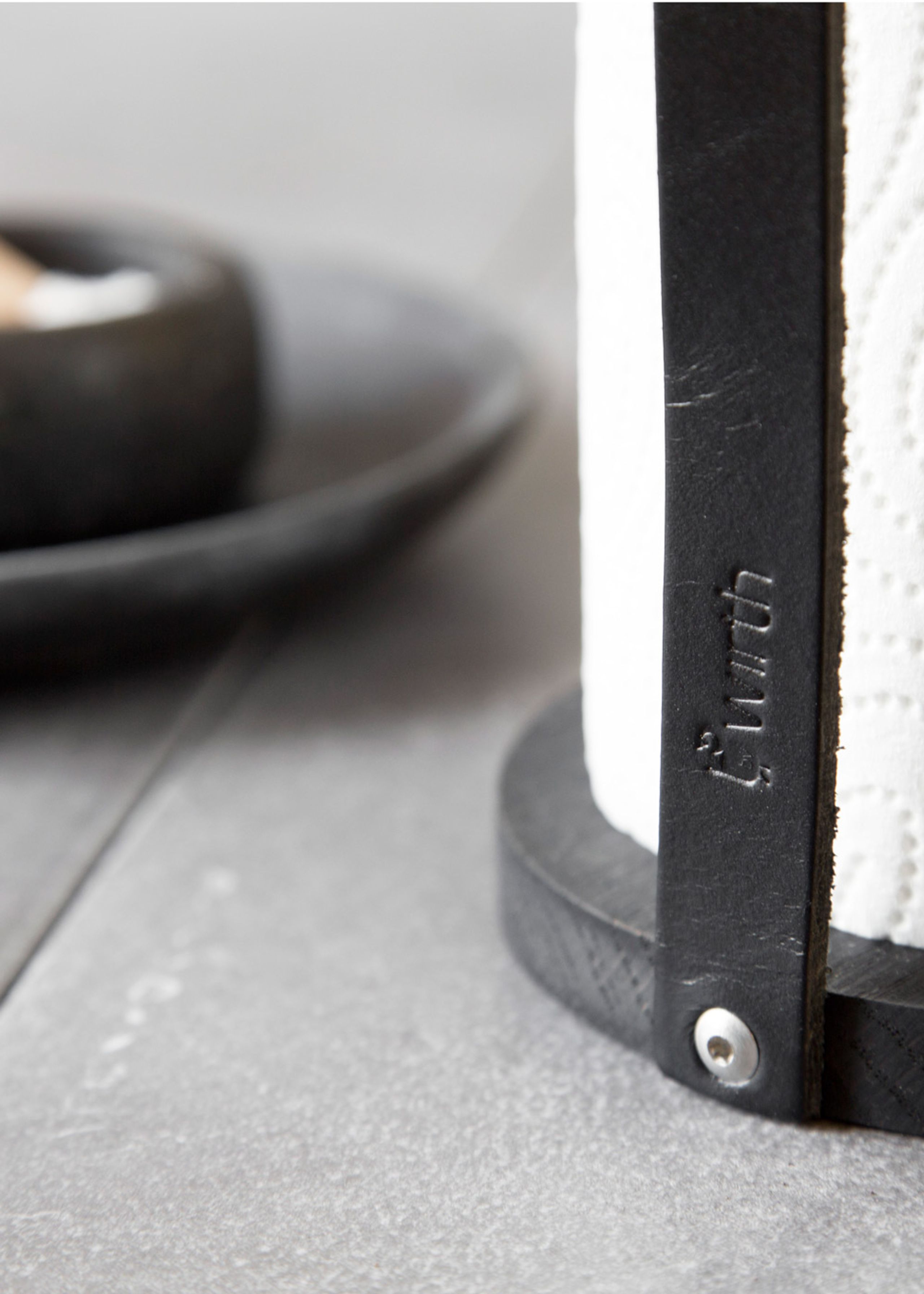 By Wirth - Køkkenrulleholder - Hands On - Sort eg & læder