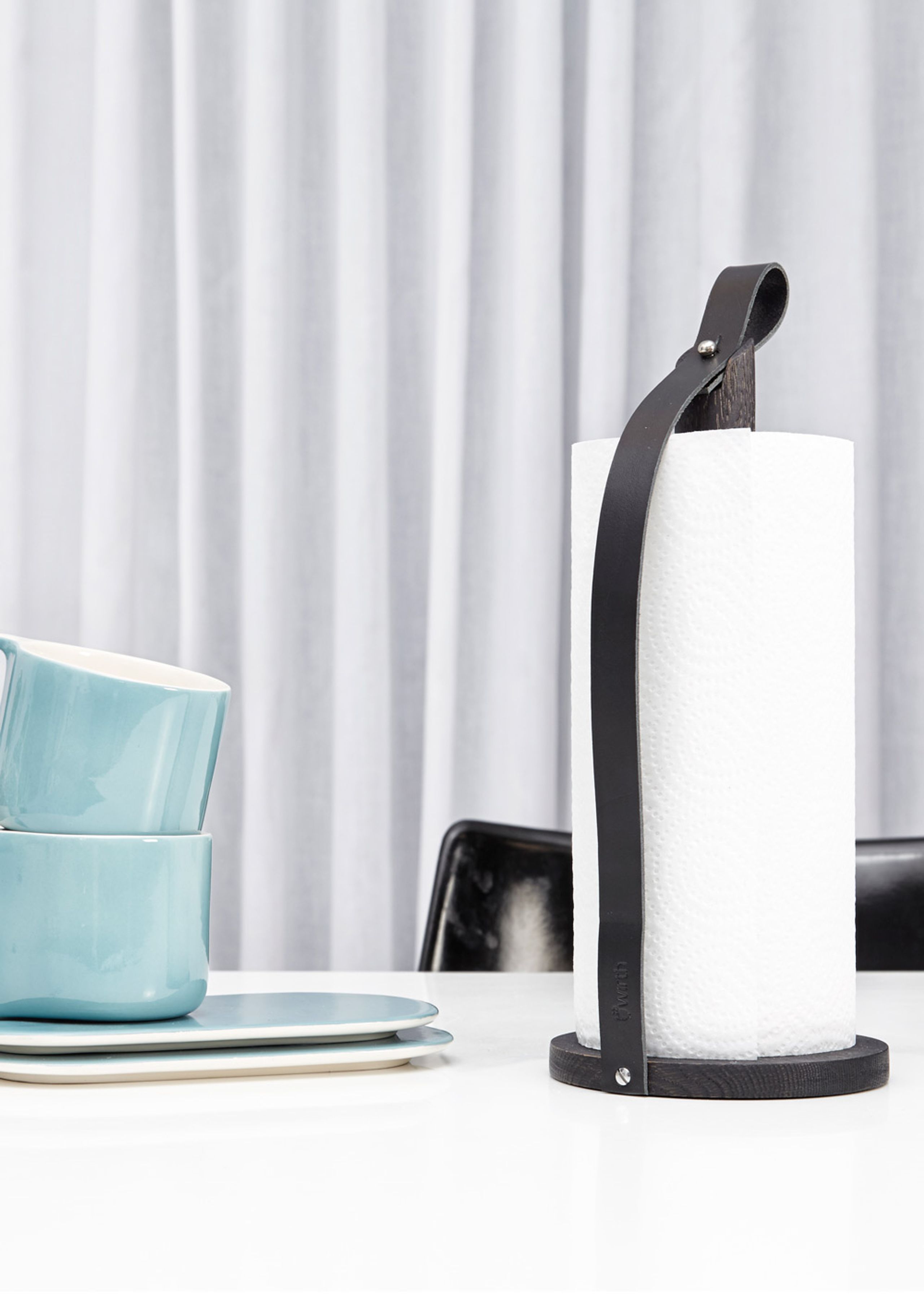 By Wirth - Køkkenrulleholder - Hands On - Sort eg & læder