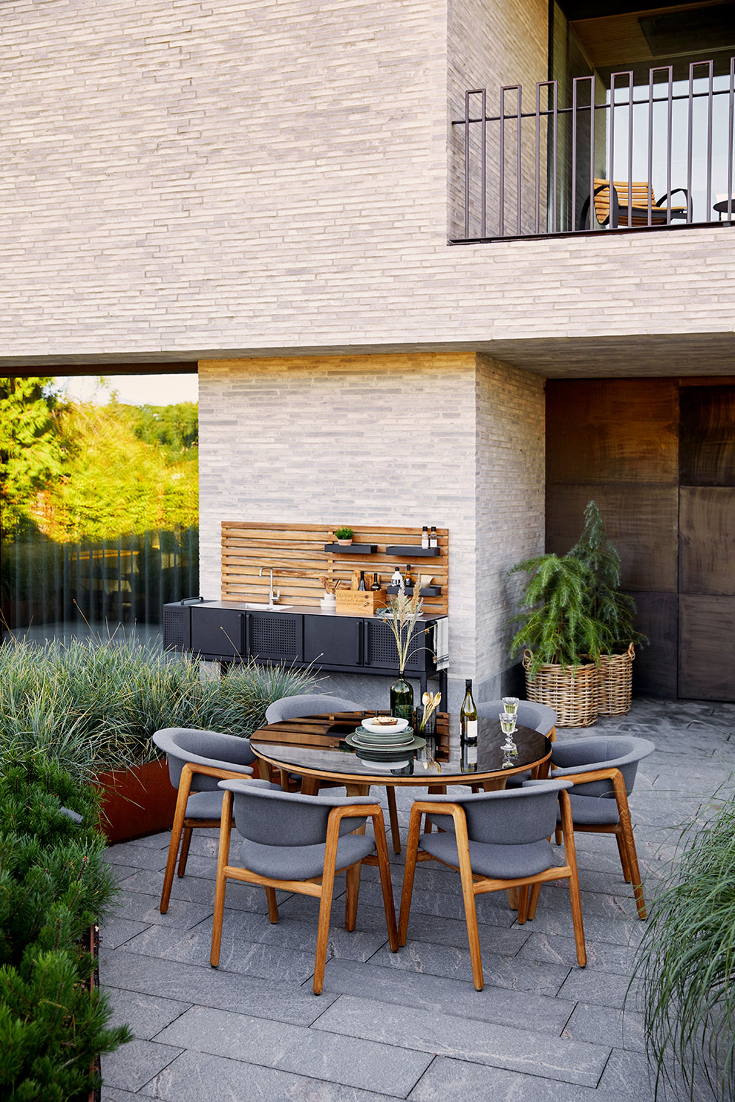 Cane-line - Tisch - Aspect Table - Frame: Teak / Tabletop: Black Fossil Ceramic - Ø144