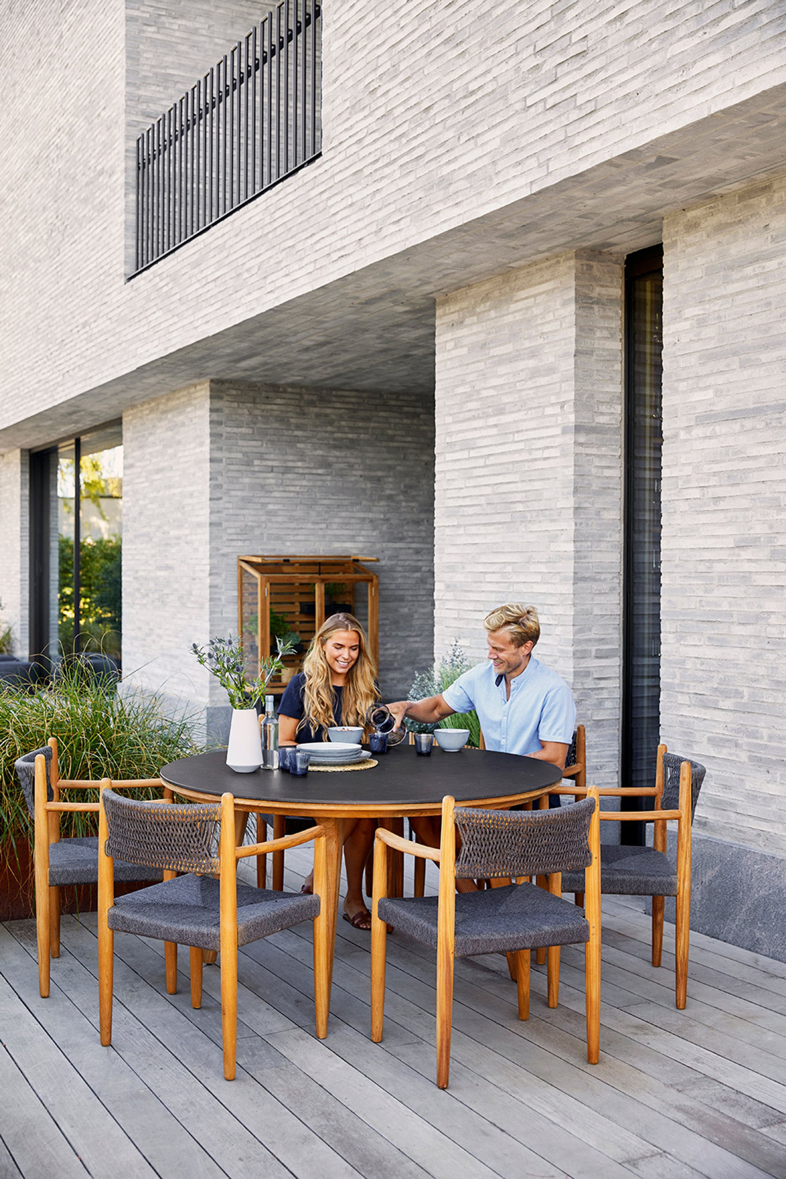 Cane-line - Tisch - Aspect Table - Frame: Teak / Tabletop: Black Fossil Ceramic - Ø144