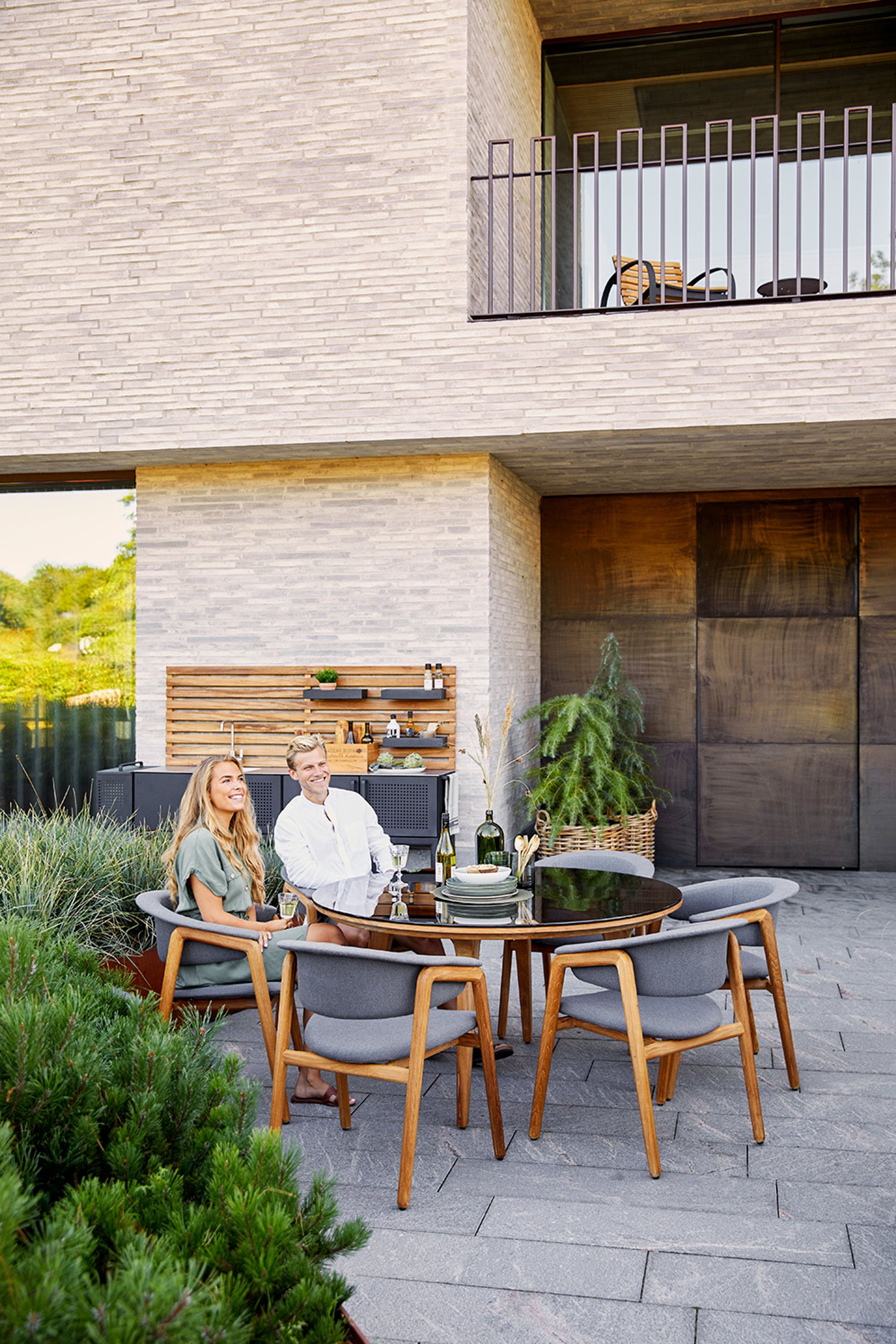 Cane-line - Tisch - Aspect Table - Frame: Teak / Tabletop: Black Fossil Ceramic - Ø144