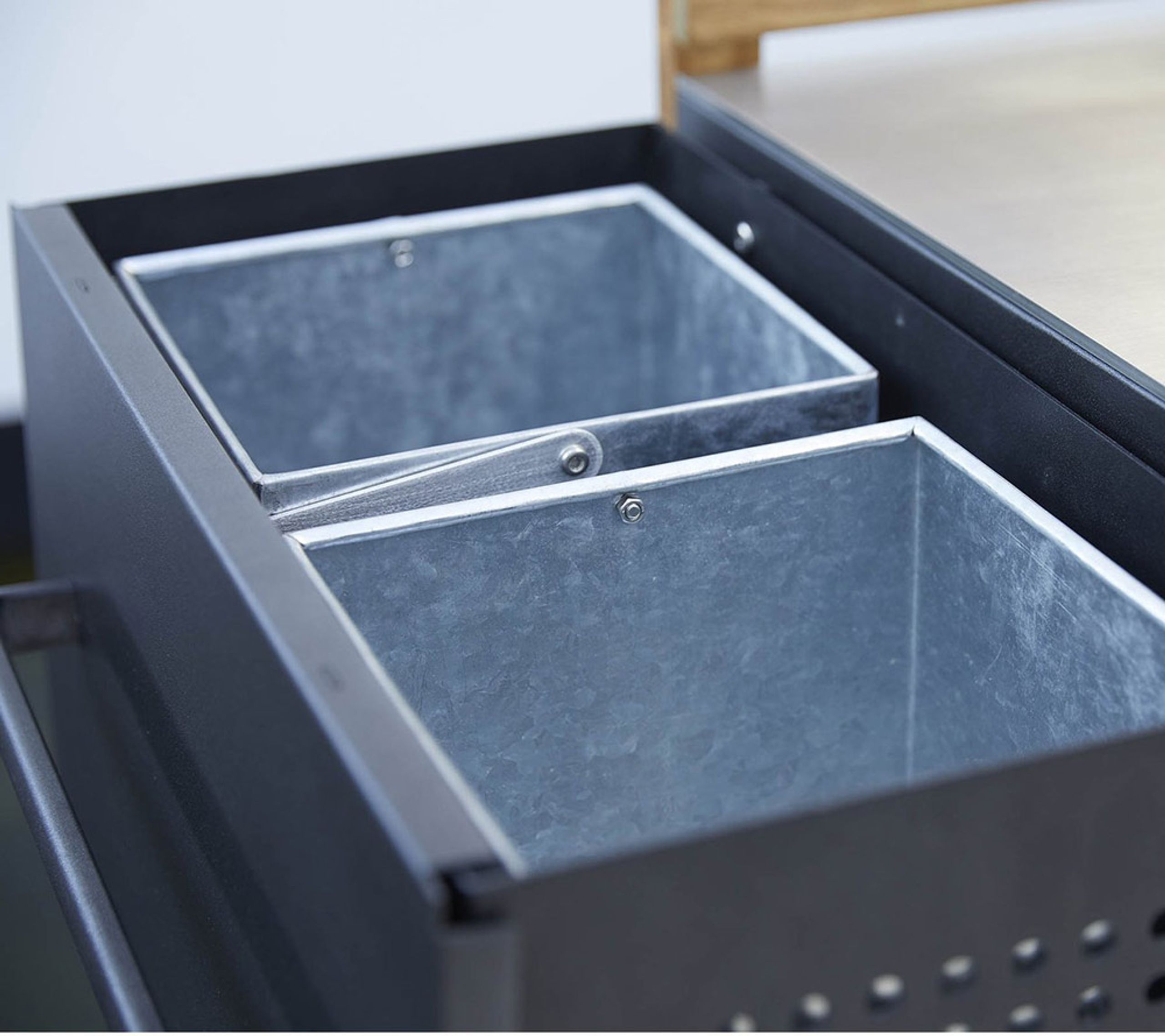 Cane-line - Bord - Drop kitchen main module inkl. 3 hylder - Stel: Lavagrå Aluminium / Bordplade: Sort Fossil Keramik