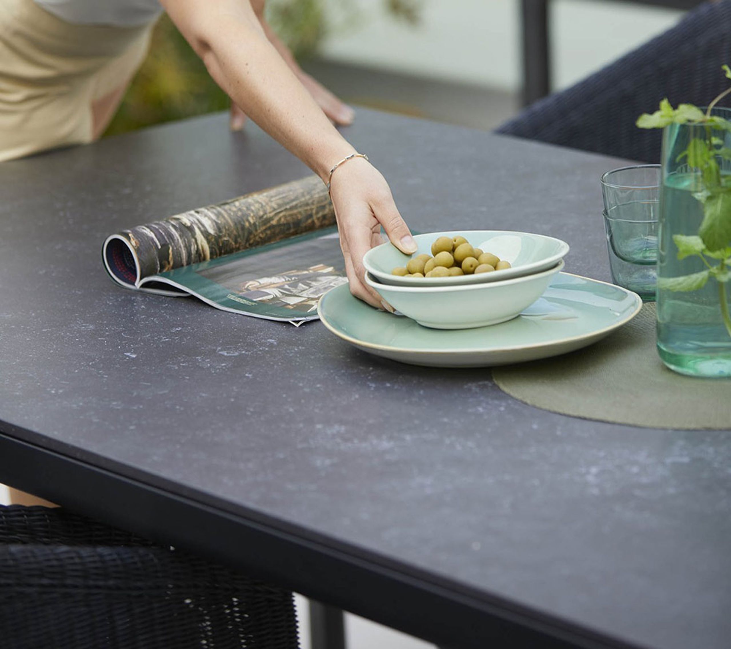 Cane-line - Bord - Drop kitchen main module inkl. 3 hylder - Stel: Lavagrå Aluminium / Bordplade: Sort Fossil Keramik