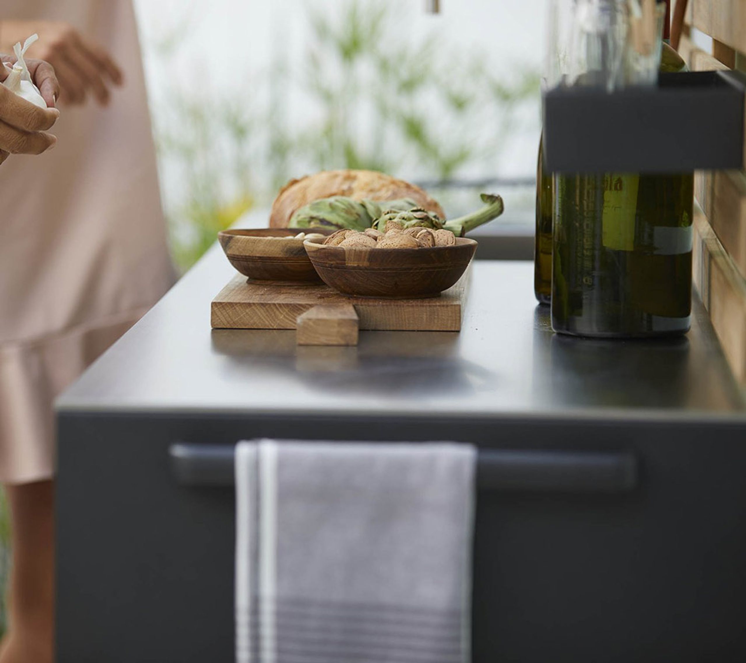 Cane-line - Tisch - Drop kitchen main module incl. 3 shelves - Frame: Lava Grey Aluminum / Tabletop: Black Fossil Ceramic - Incl. Teak kitchen bar