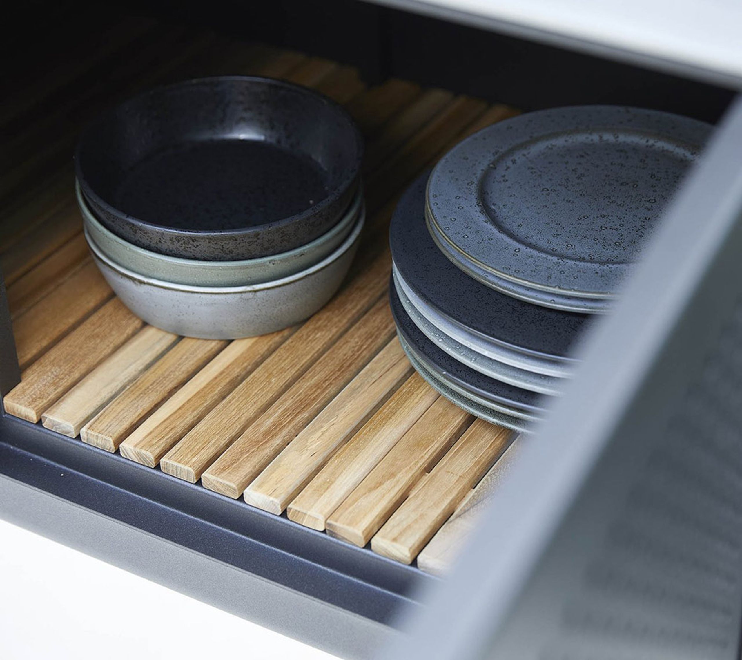 Cane-line - Tisch - Drop kitchen main module incl. 3 shelves - Frame: Lava Grey Aluminum / Tabletop: Black Fossil Ceramic - Incl. Teak kitchen bar