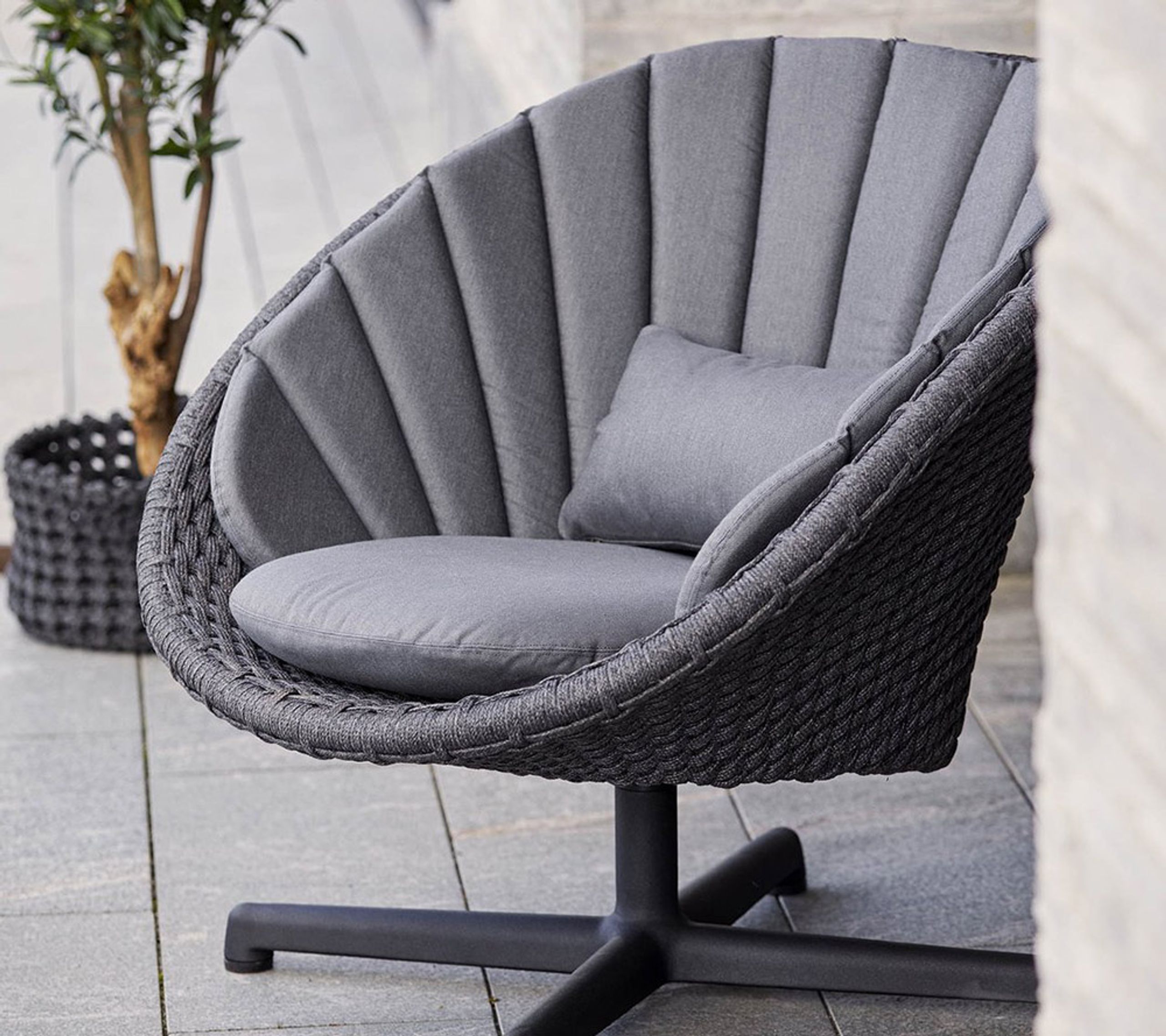 Cane-line - Armchair - Peacock lounge drejestol - Frame: Cane-line Soft Rope, Dark grey / Cushion Set: Cane-line Natté, Grey w/QuickDry foam