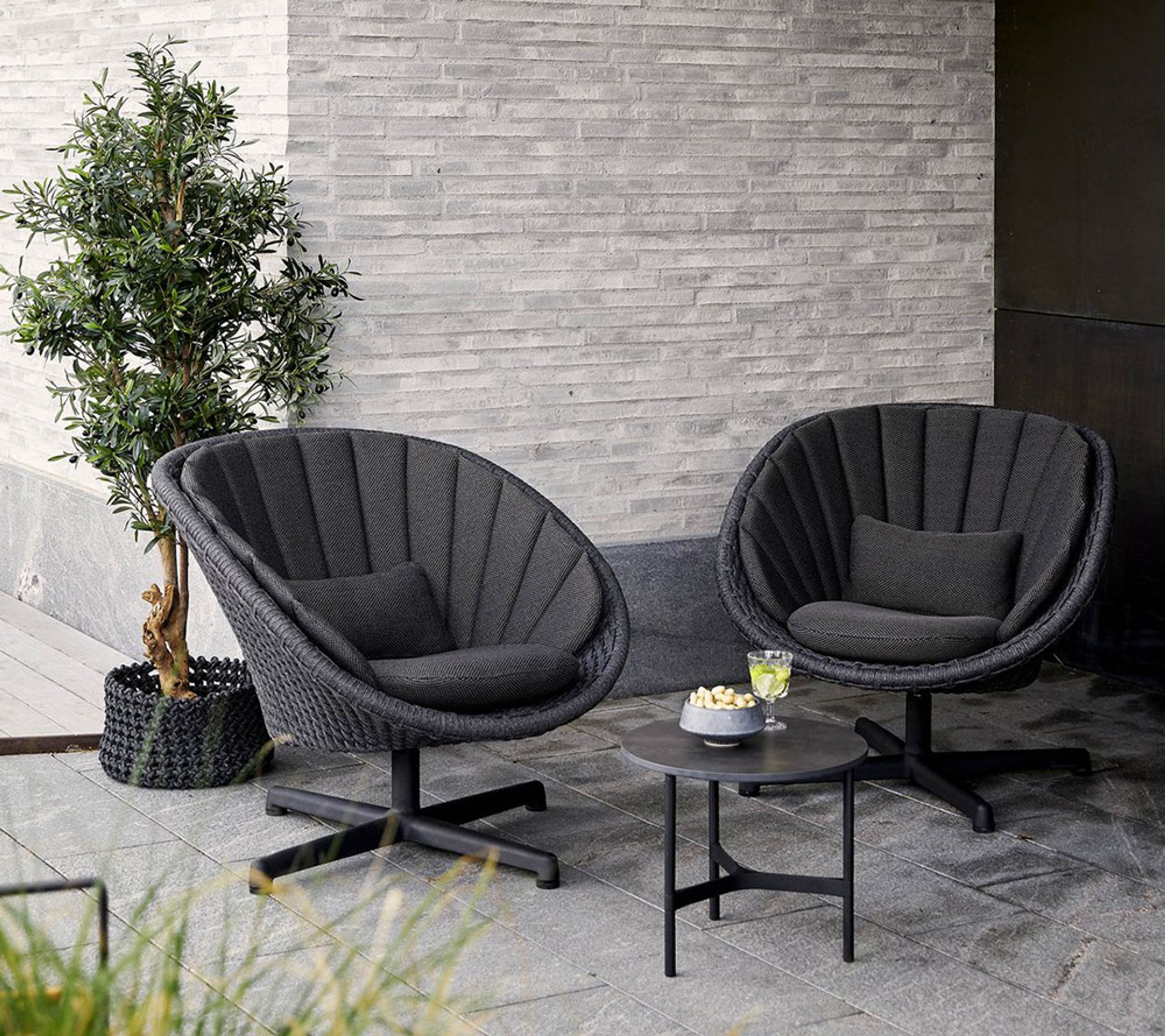 Cane-line - Armchair - Peacock lounge drejestol - Frame: Cane-line Soft Rope, Dark grey / Cushion Set: Cane-line Natté, Grey w/QuickDry foam
