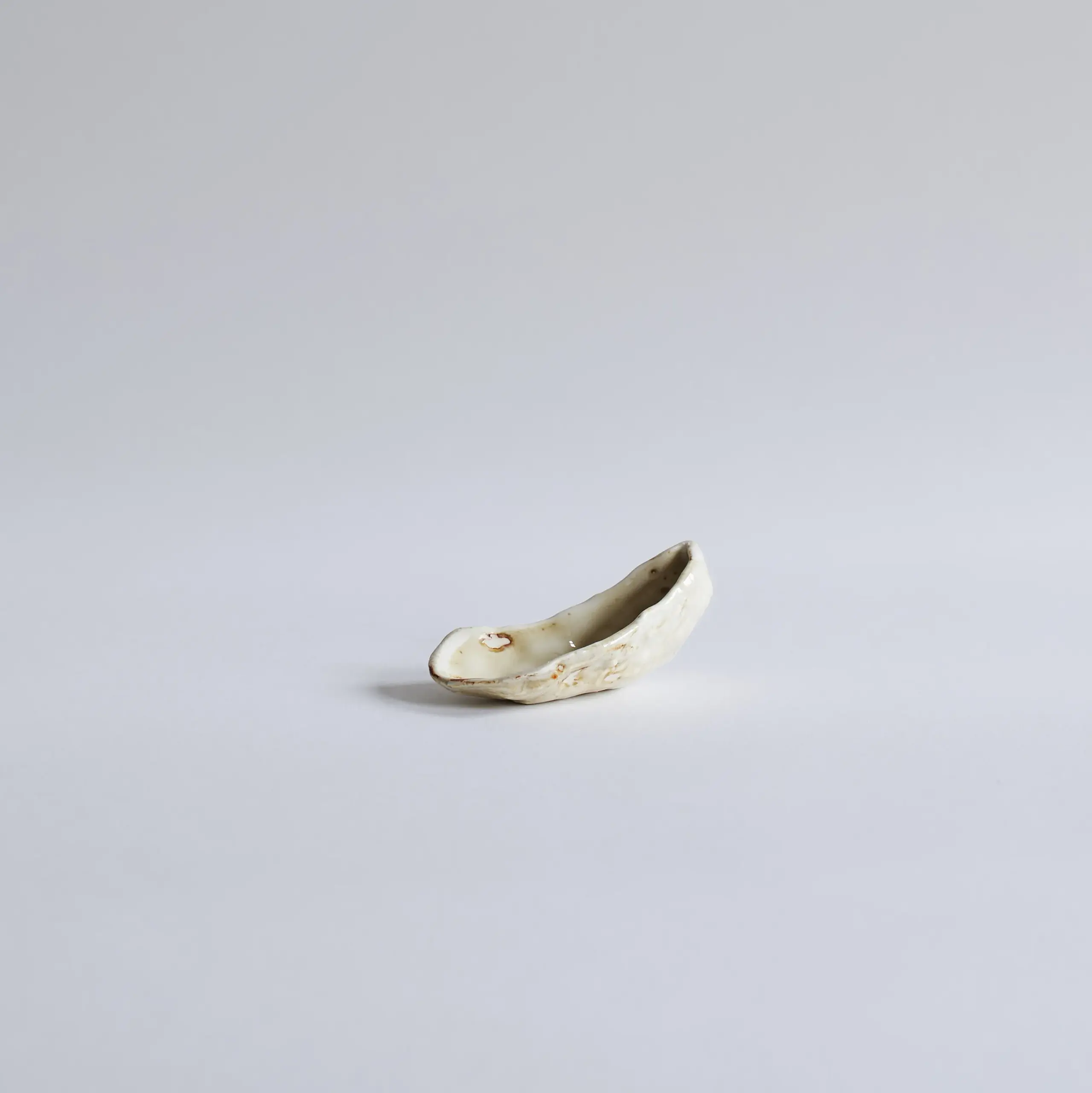 Christina Iversen Studio - Abraço - Østers Saltkar / Smykkeskål - Porcelæn