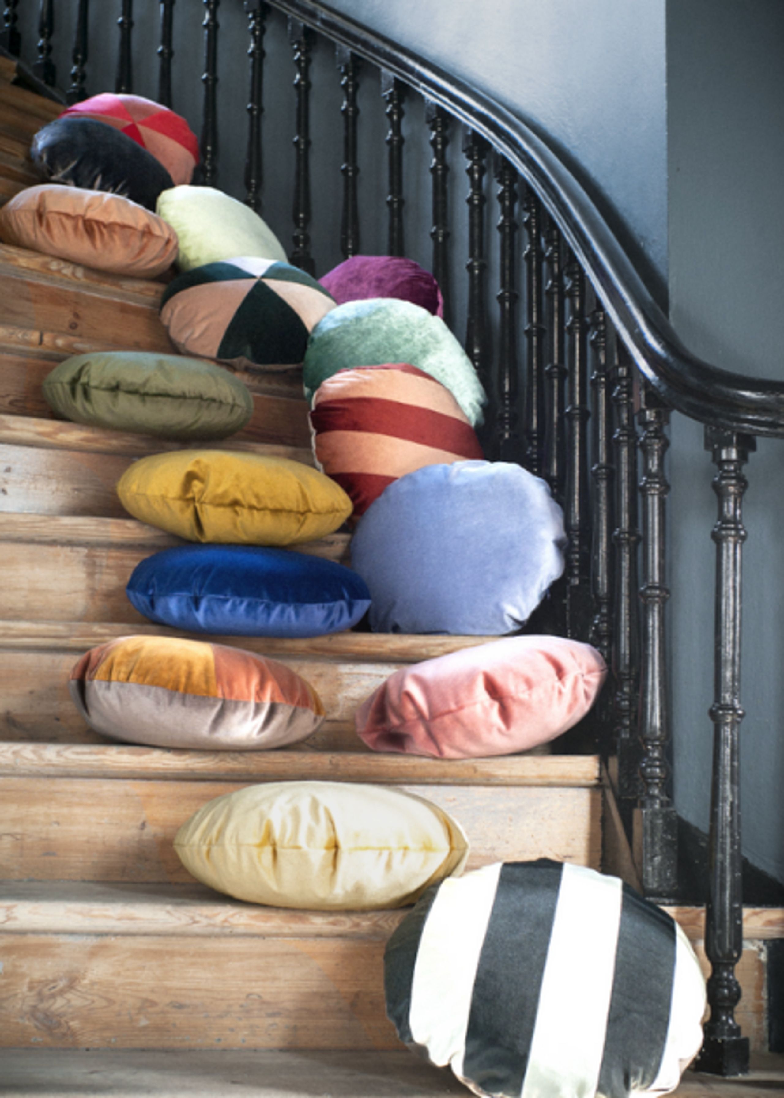 Christina Lundsteen - Pillow - Basic Round - artichoke