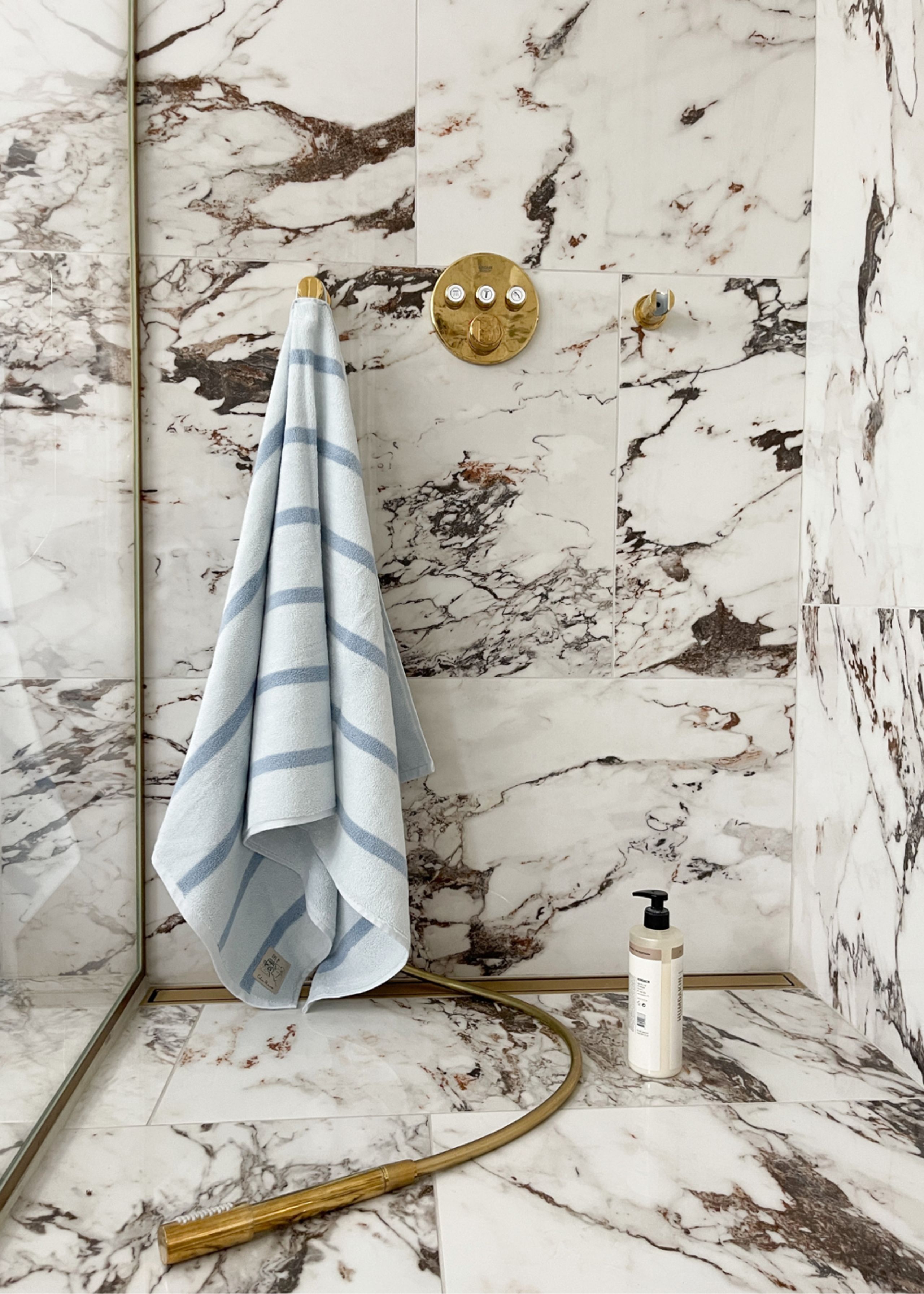 Color Stories - Ručník do vany - Bath towel stribes - Himmelblå / Bornholm