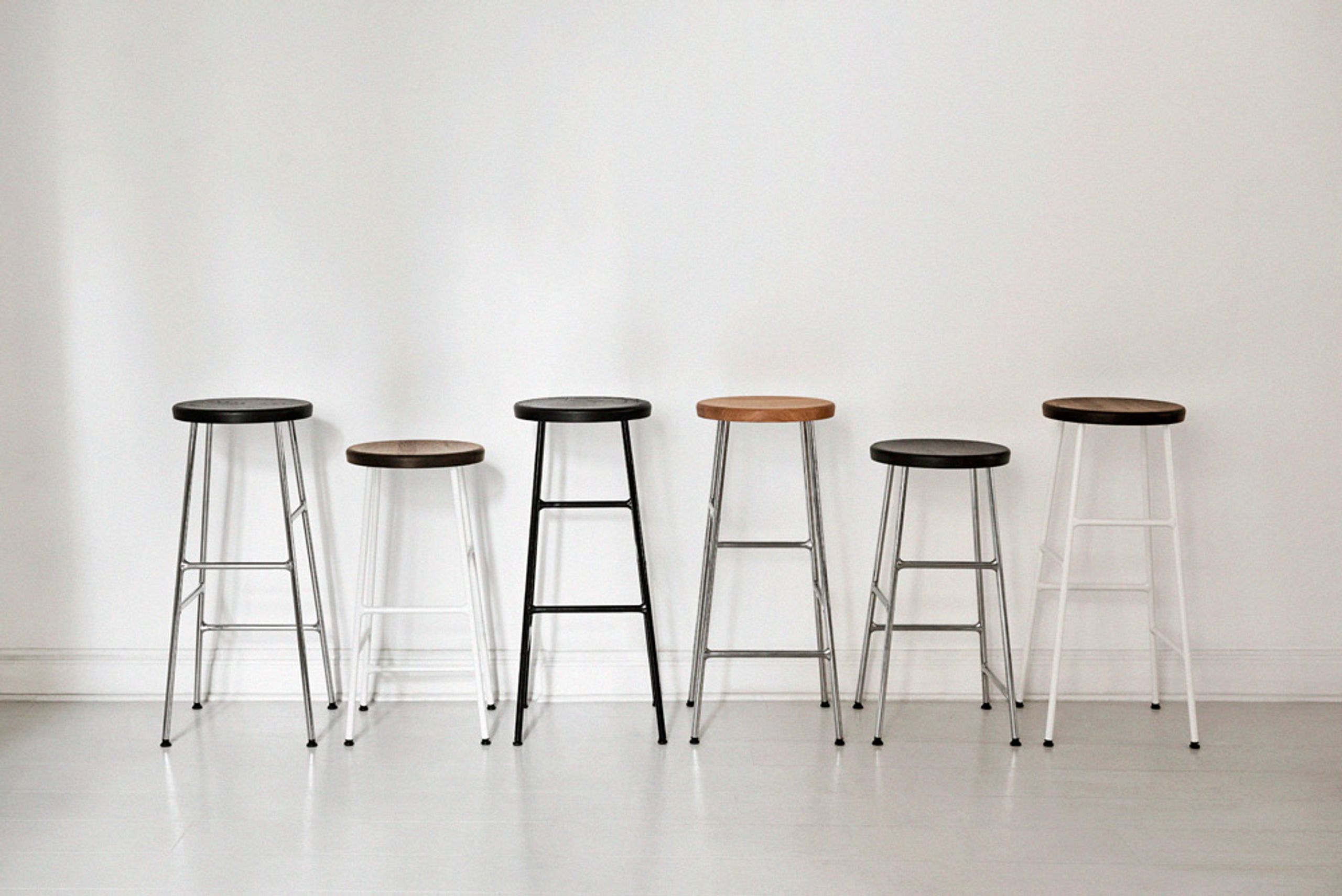  - - CORNET Bar Stool / Low - Cream White / Smoked Oiled Oak