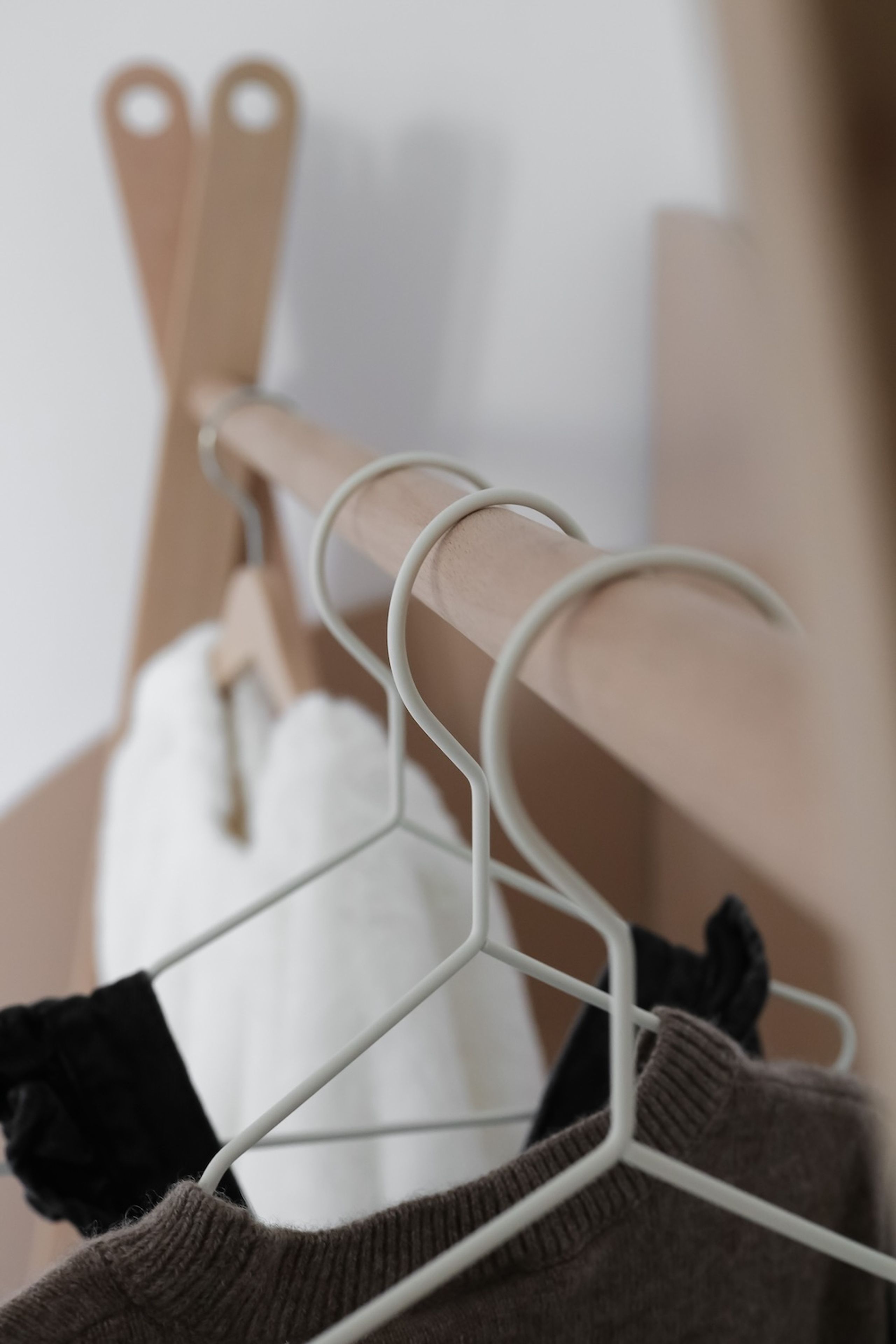 Curve Lab - Children's clothes rack - Grow’ Clothes Rail - Natural