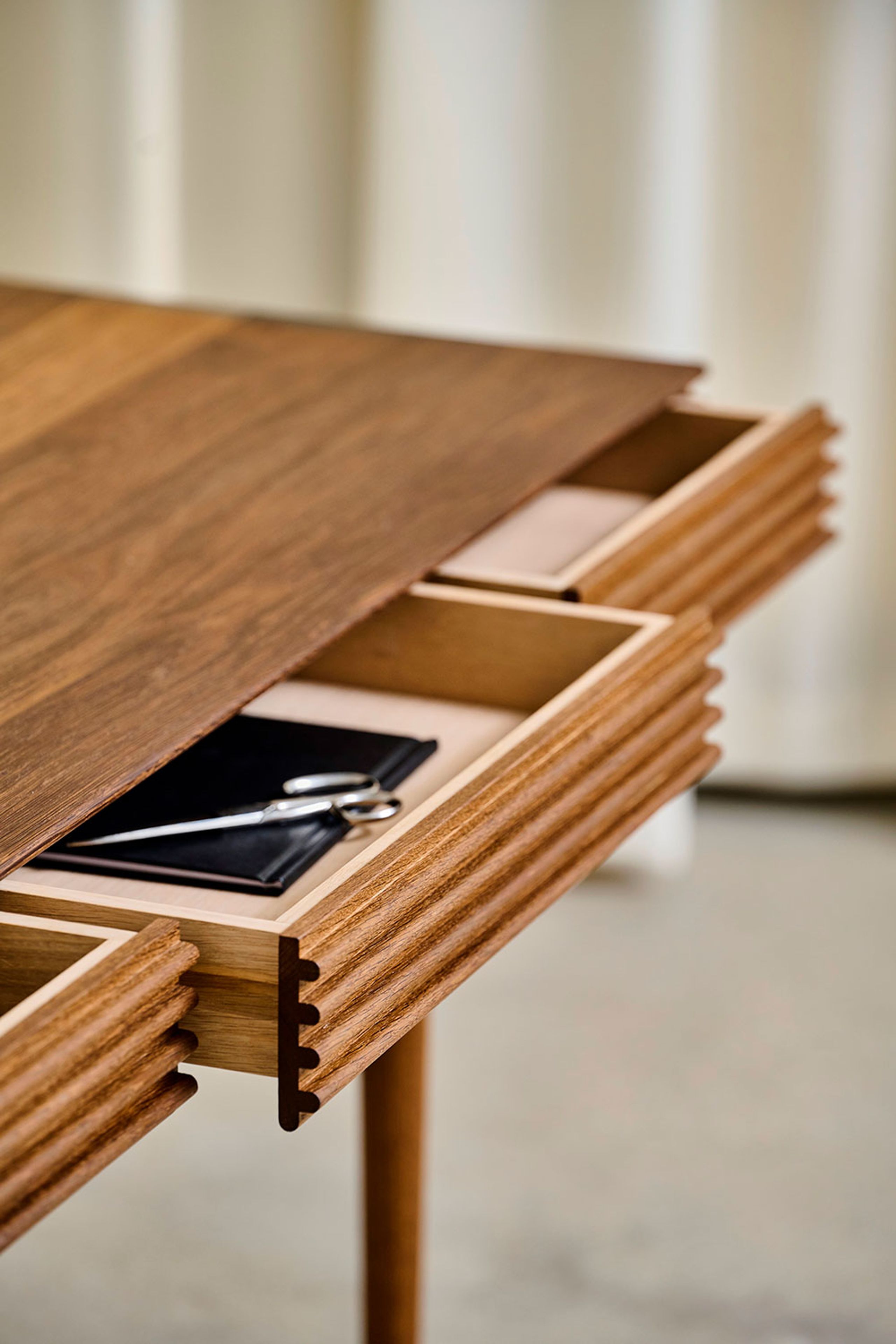 dk3 - Skrivebord - Groove Desk - Smoked Oak