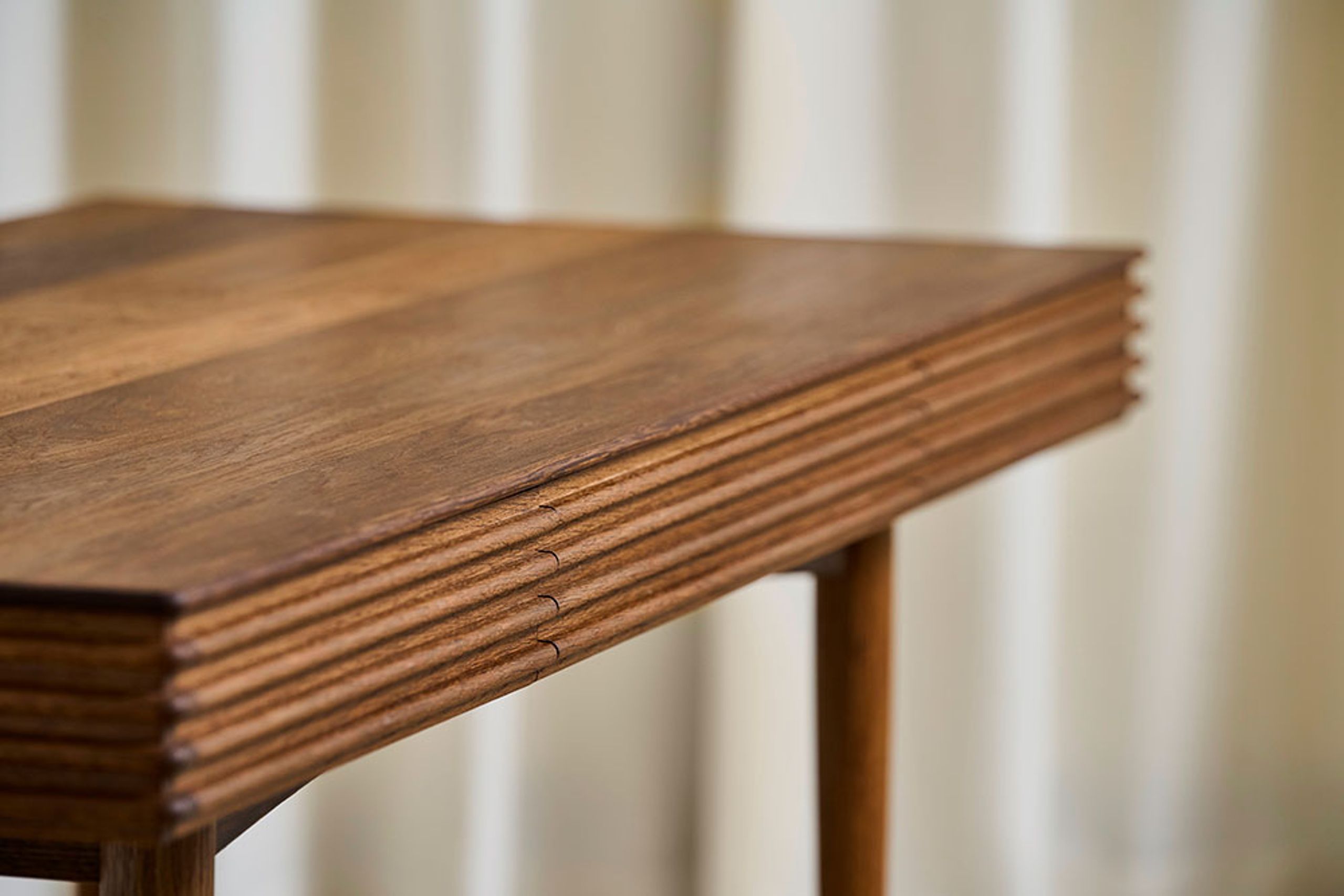 dk3 - Skrivebord - Groove Desk - Smoked Oak