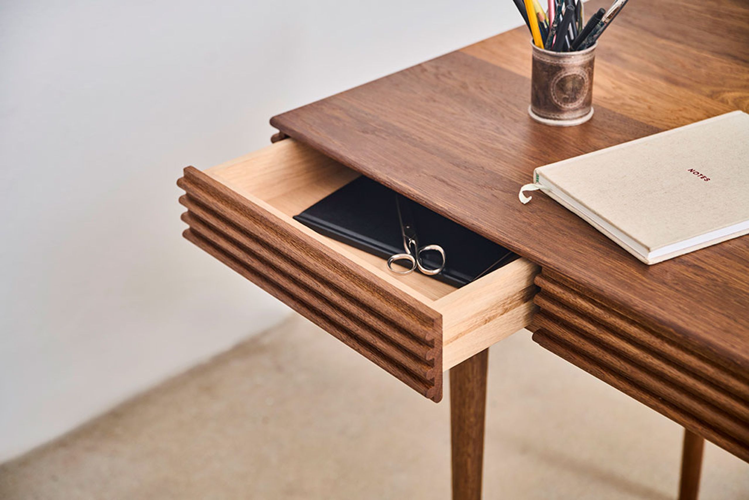 dk3 - Skrivebord - Groove Desk - Smoked Oak