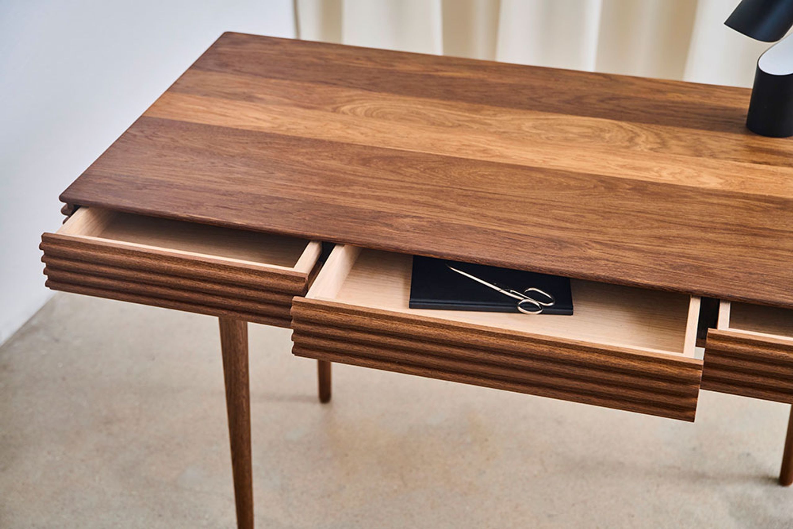 dk3 - Skrivebord - Groove Desk - Smoked Oak