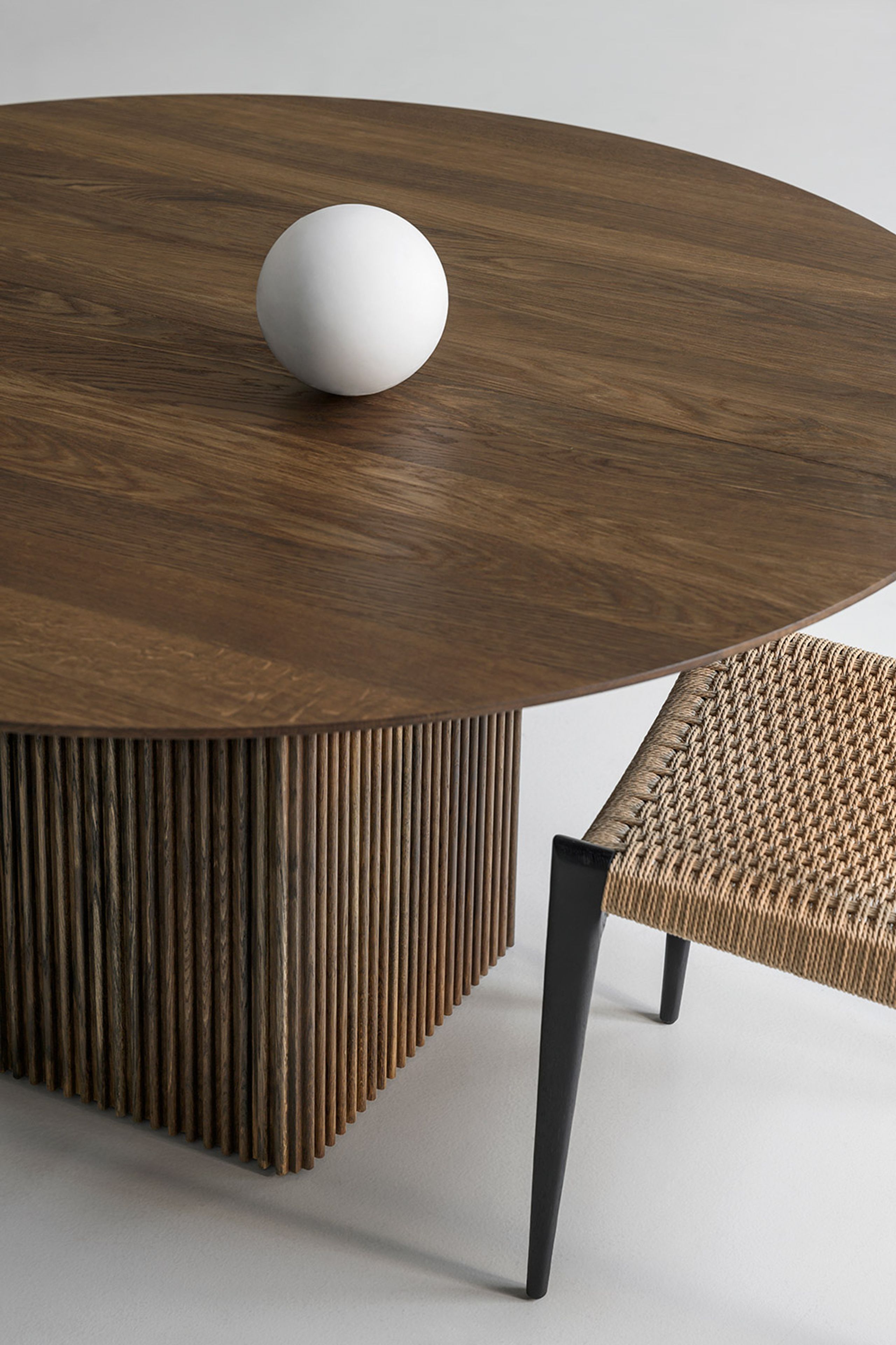 dk3 - Spisebord - Ten Table Round - Udtræksbord - Smoked Oak