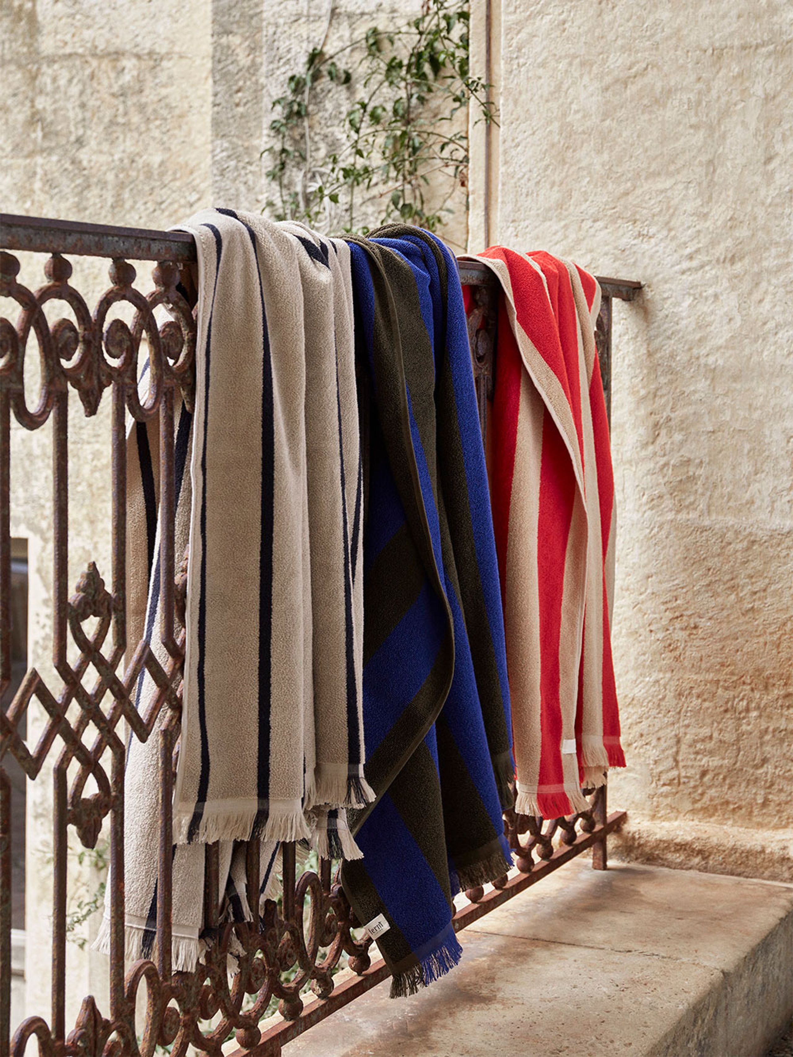 Ferm Living - Bath towel - Alee Towel - Sand / Black / Hand Towel