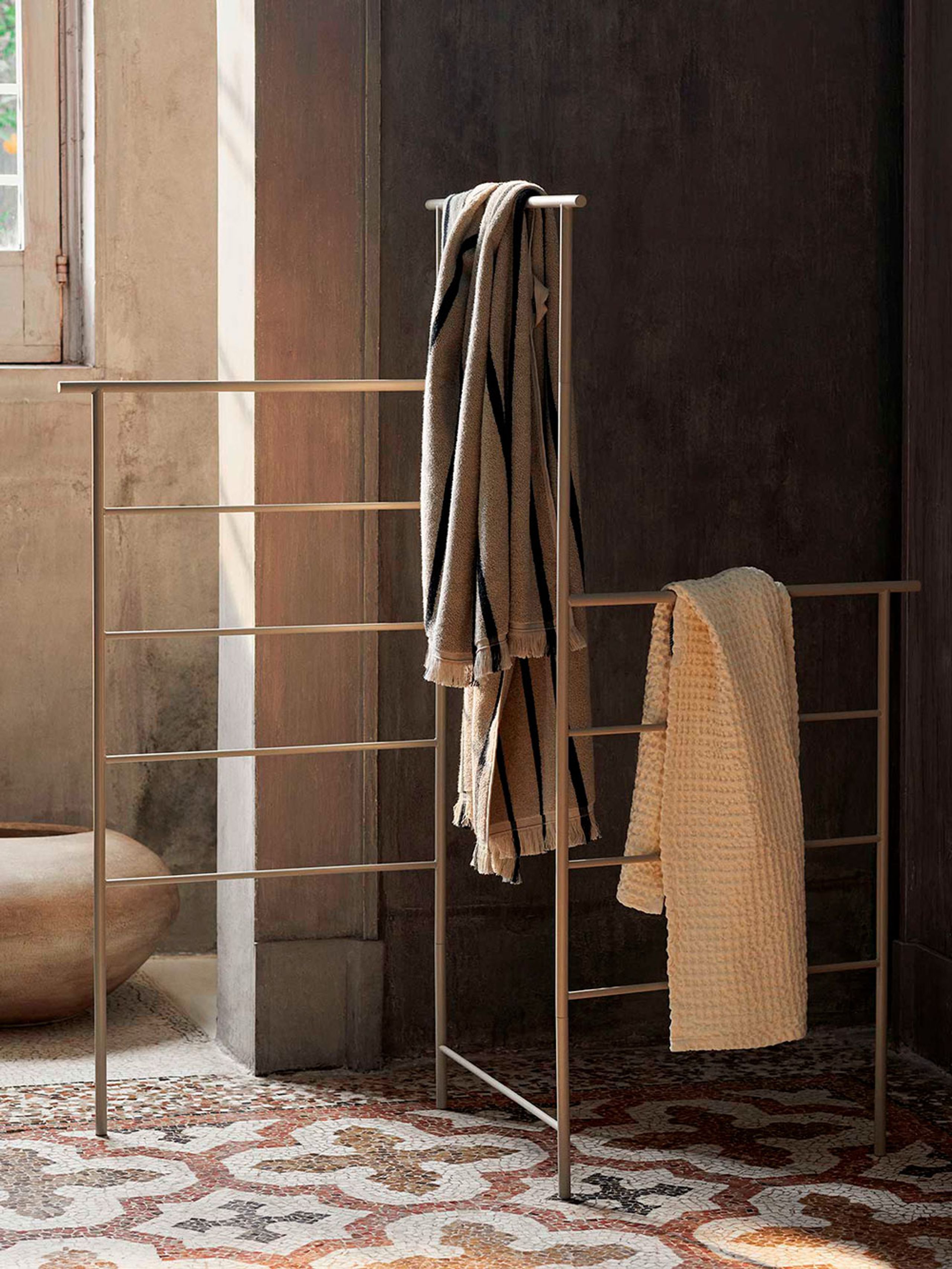 Ferm Living - Bath towel - Alee Towel - Sand / Black / Hand Towel