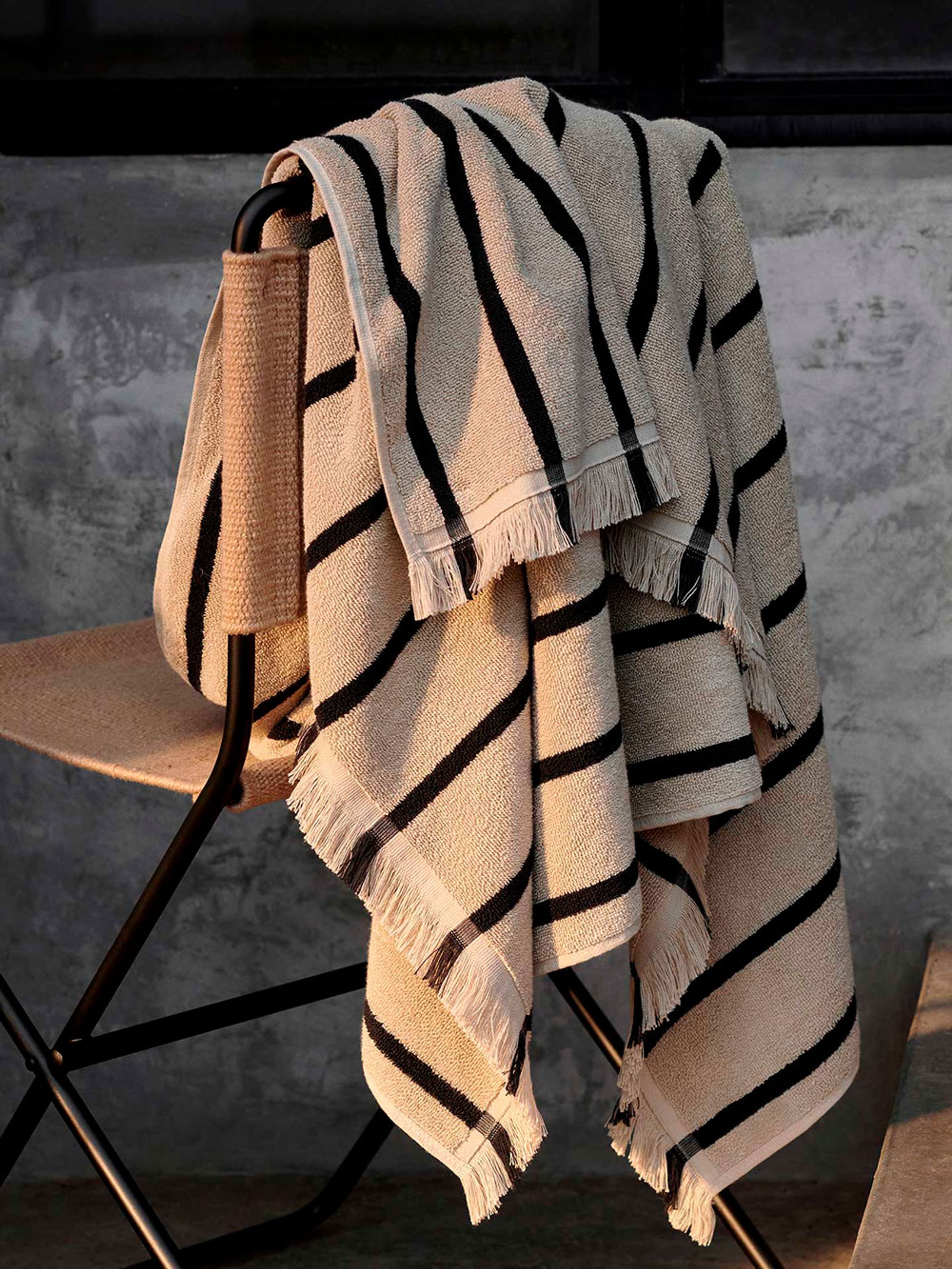 Ferm Living - Bath towel - Alee Towel - Sand / Black / Hand Towel