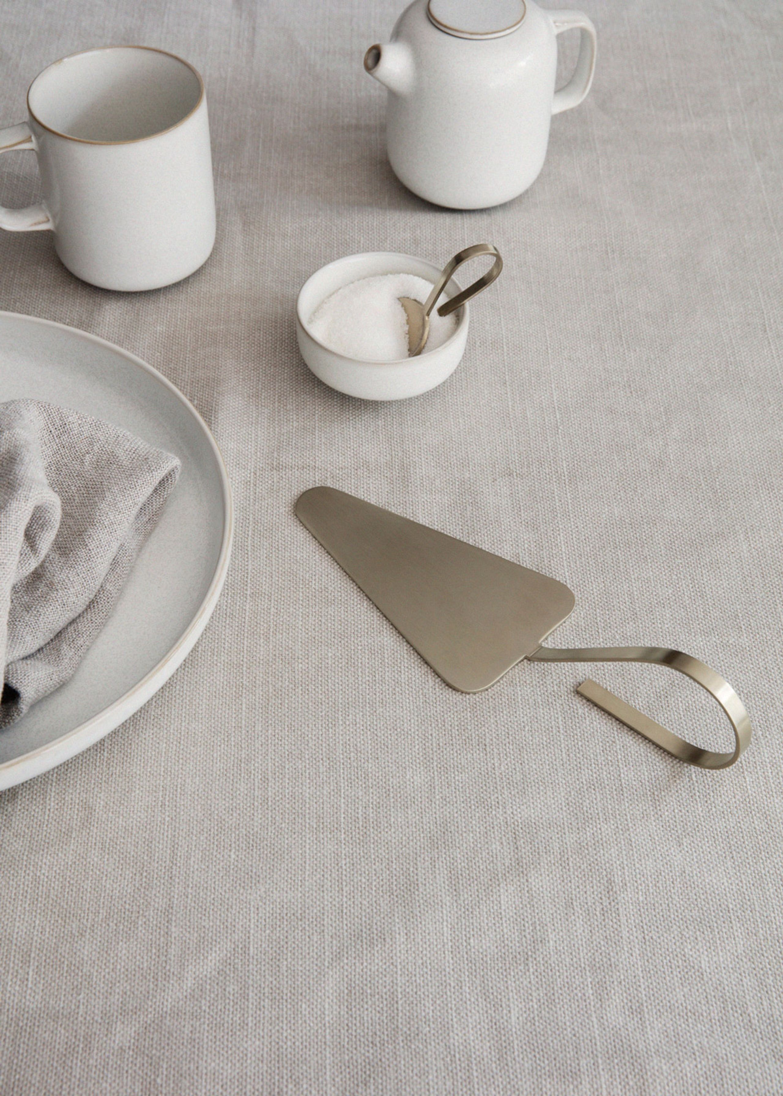 Ferm Living - Sztućce - Fein Cake Server - Brass