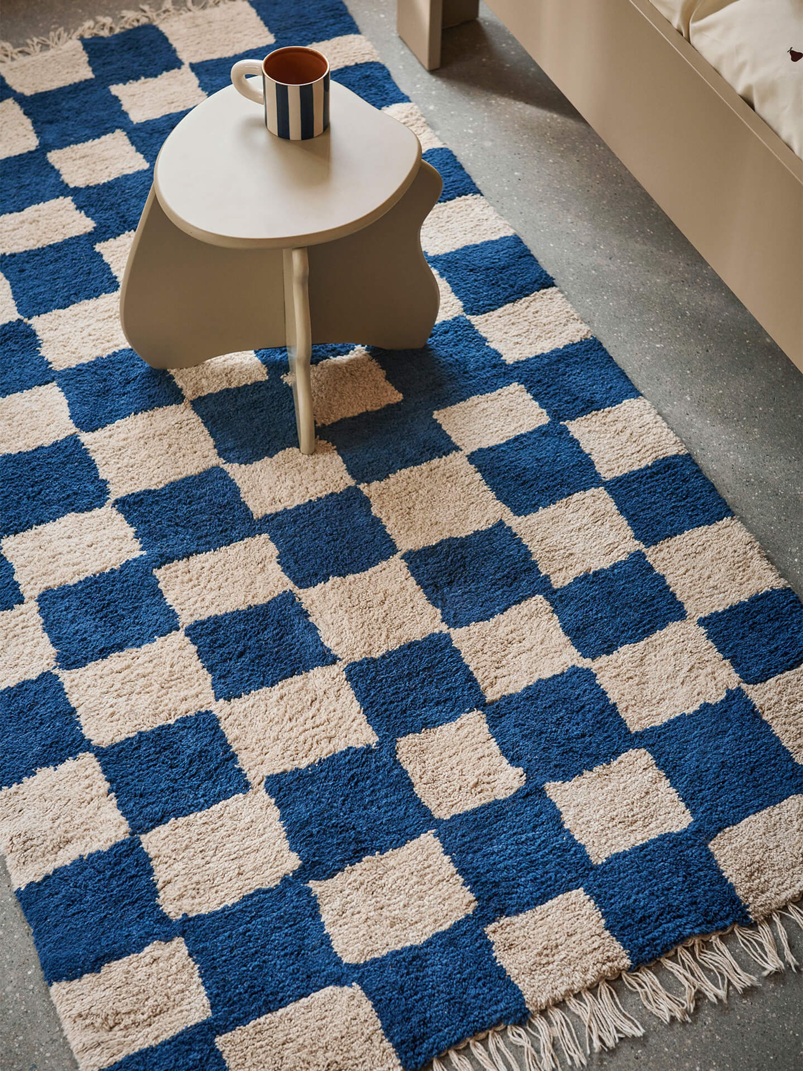 Ferm Living - Børnegulvtæppe - Mara Washable Rug - Deep Blue/Warm Sand