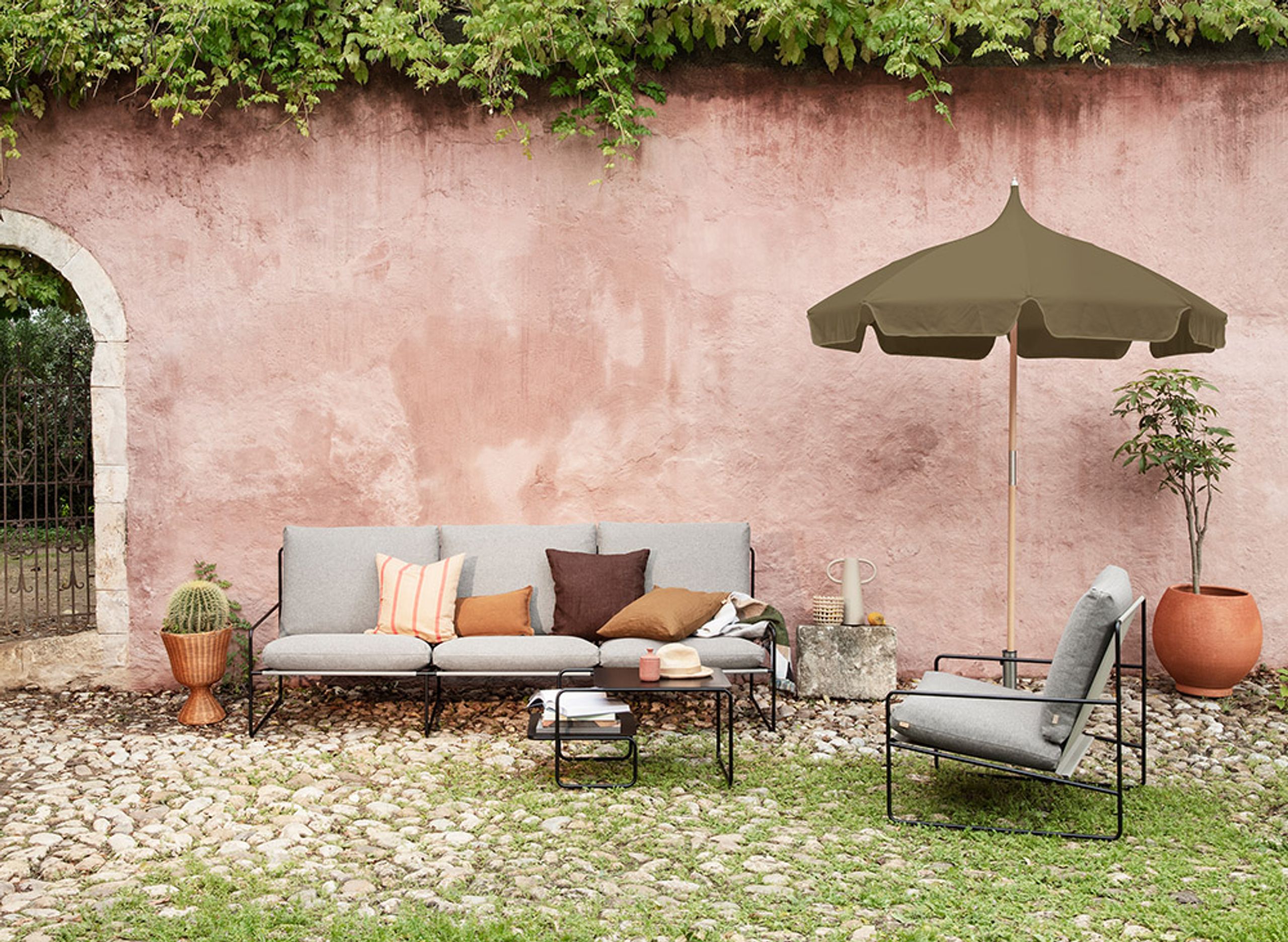 Ferm Living - Kanapa ogrodowa - Desert 2-seater - Stripe - Black/Chocolate